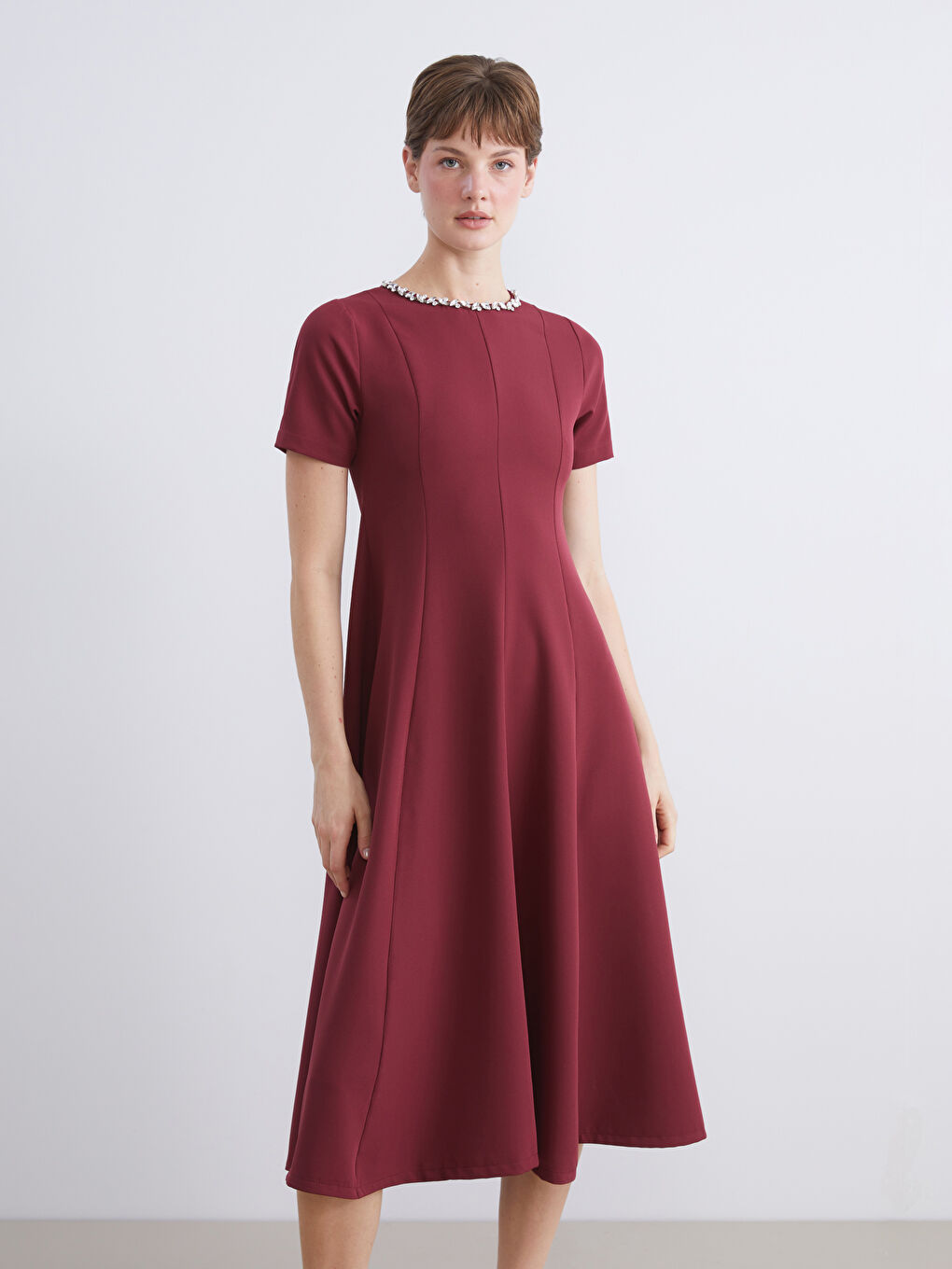 Bordo Bisiklet Yaka Taş Detaylı Krep Elbise-1