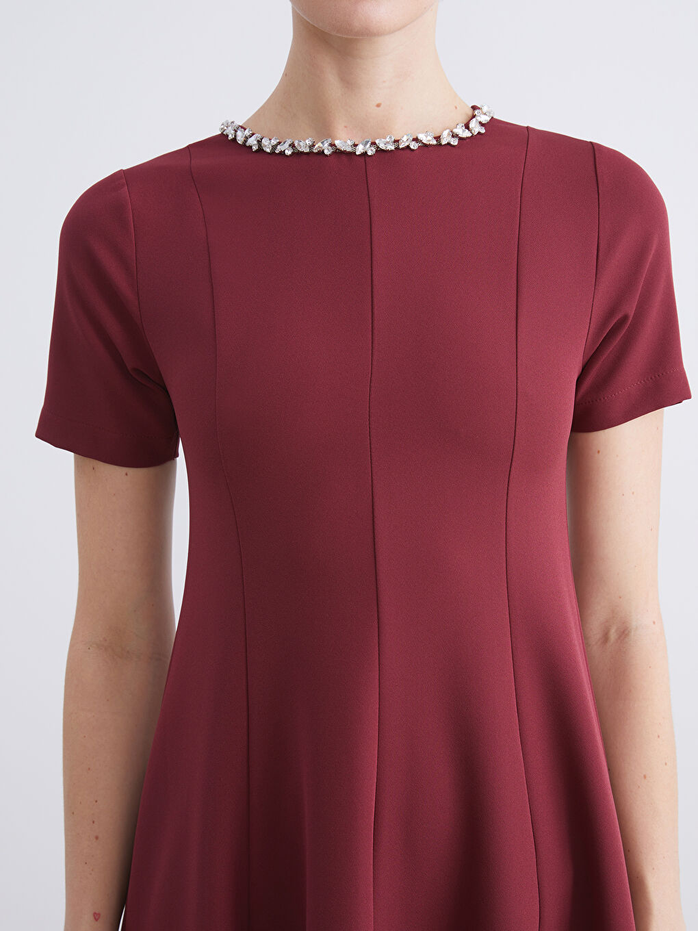 Bordo Bisiklet Yaka Taş Detaylı Krep Elbise-2