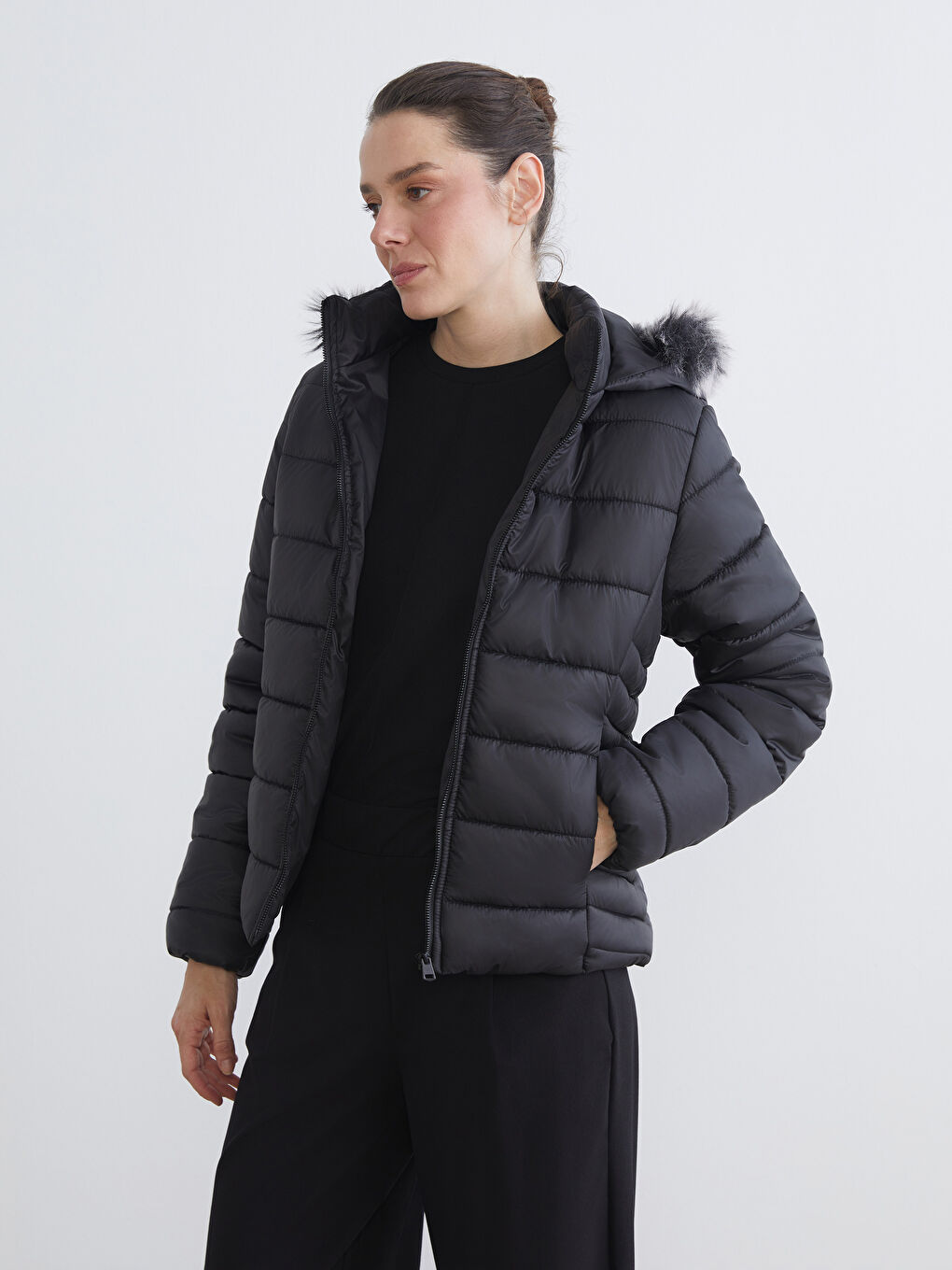 Siyah Kapüşonlu Kadın Şişme Mont