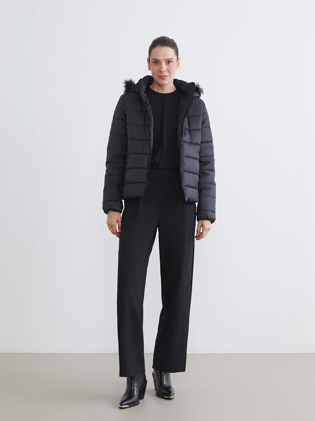 Siyah Kapüşonlu Kadın Şişme Mont-1