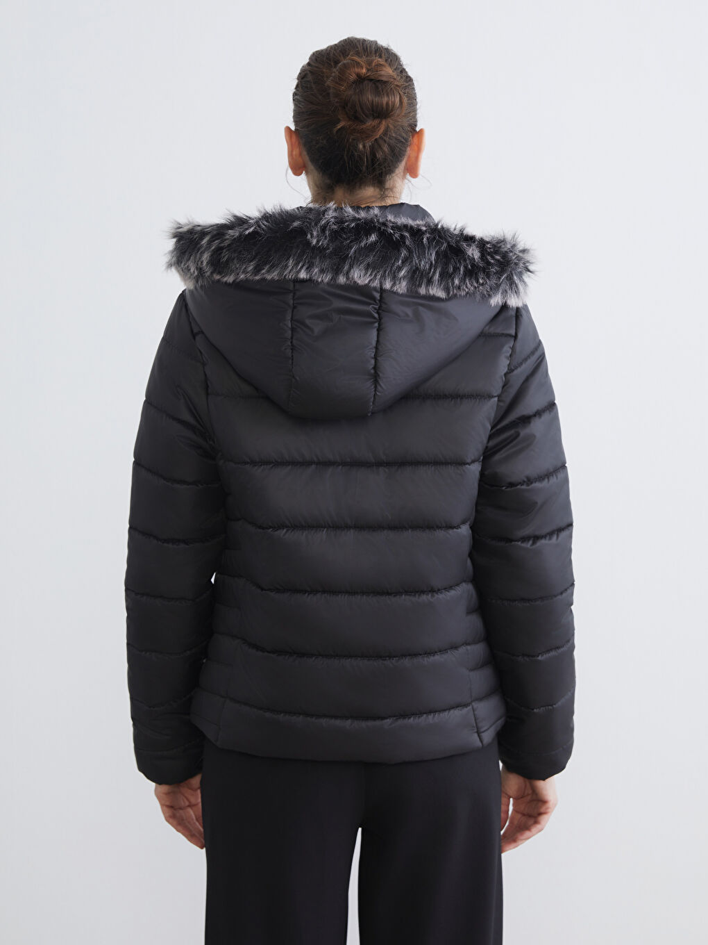 Siyah Kapüşonlu Kadın Şişme Mont-4