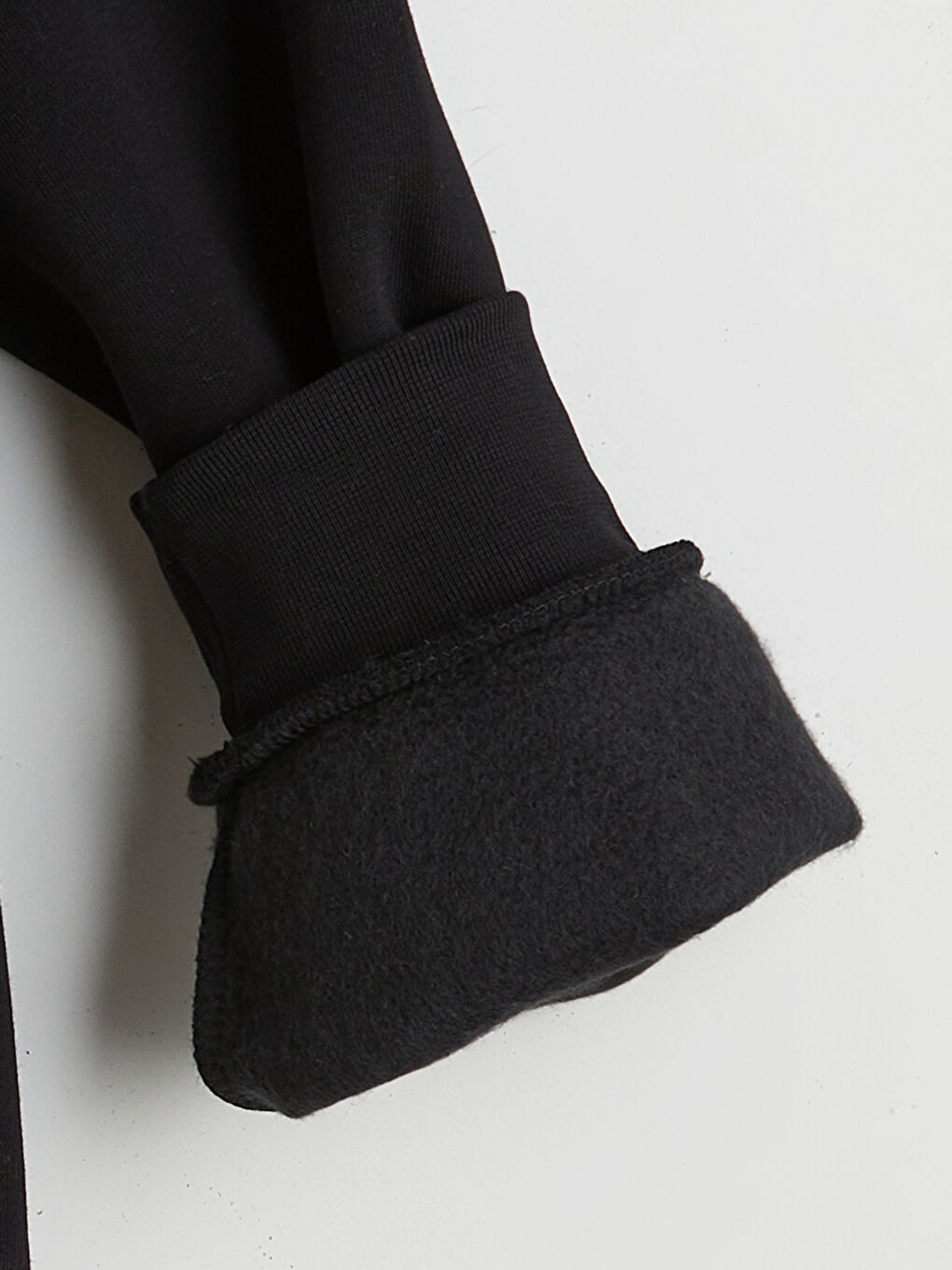 قميص رياضي اسود بنت-1