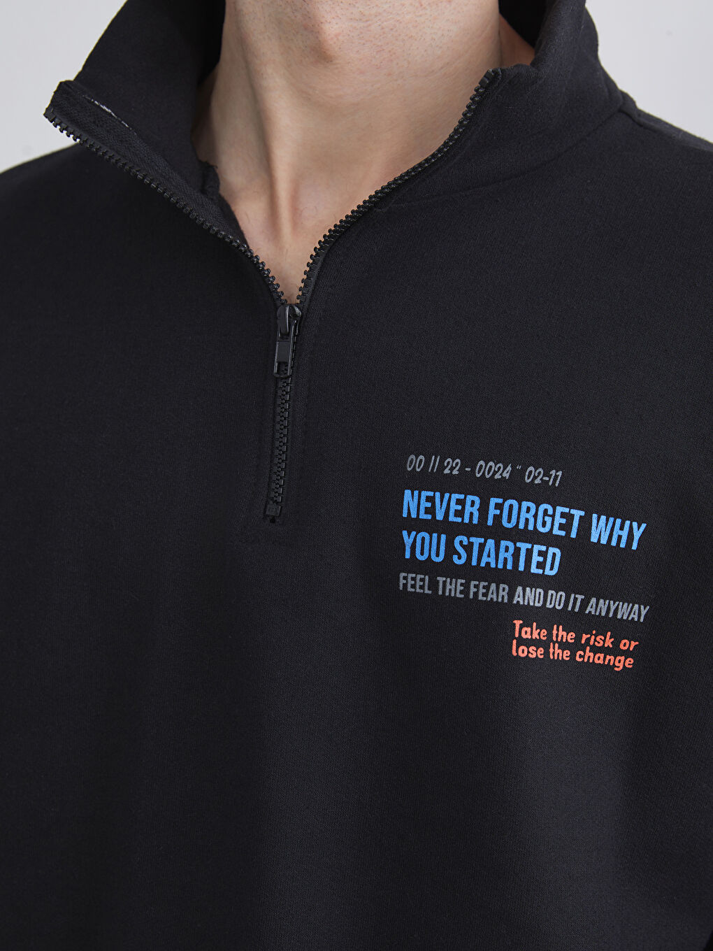 Siyah Dik Yaka Baskılı Erkek Kalın Sweatshirt-2