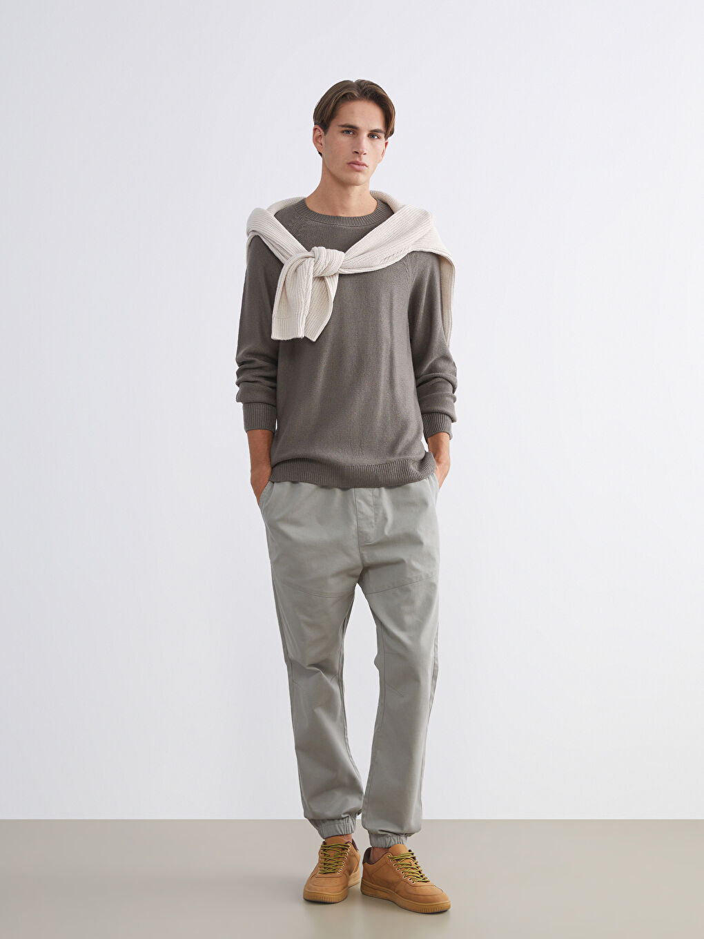 بنطلون للرجال بقصة عادية من قماش التويل