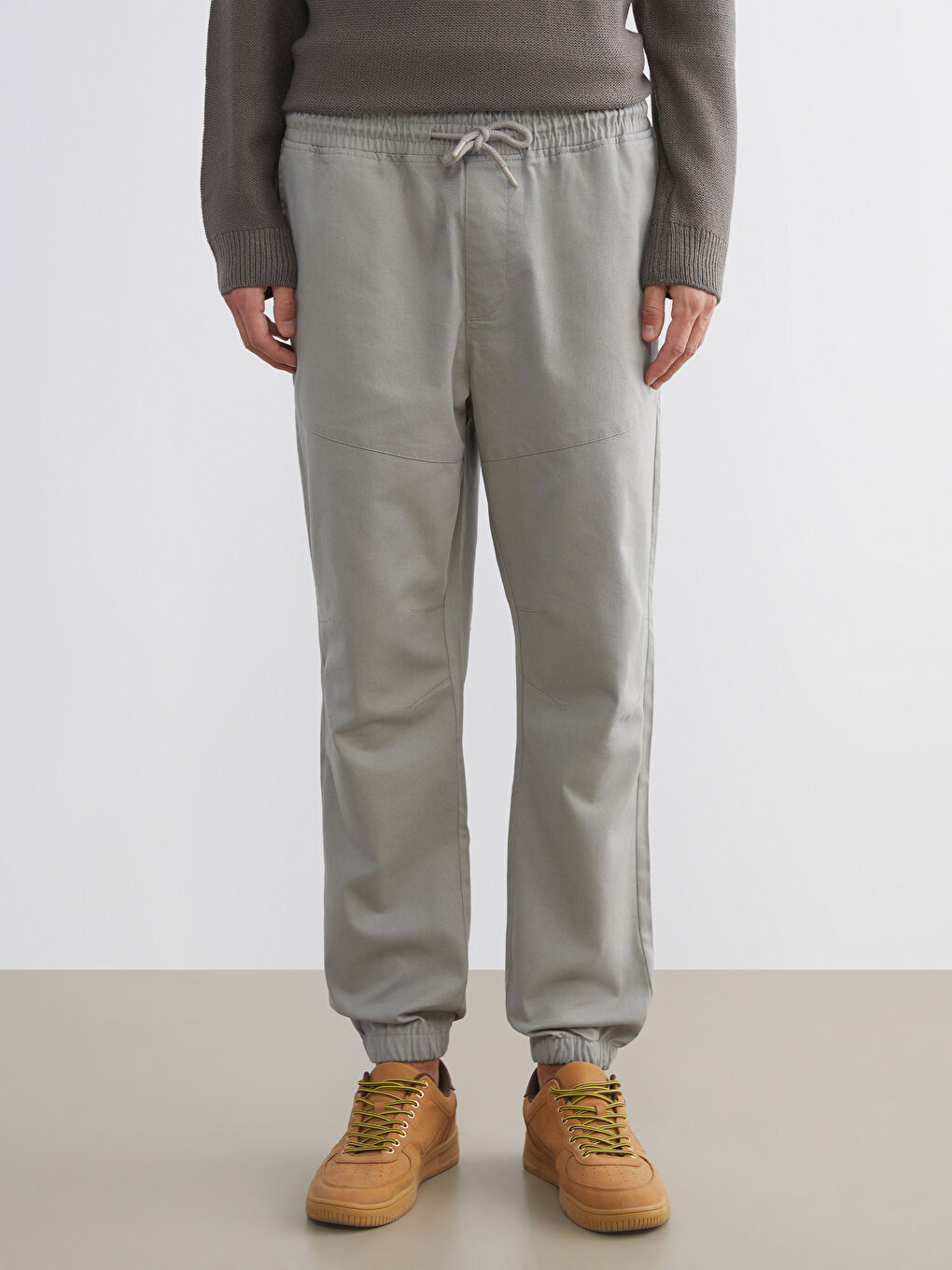 بنطلون للرجال بقصة عادية من قماش التويل-1