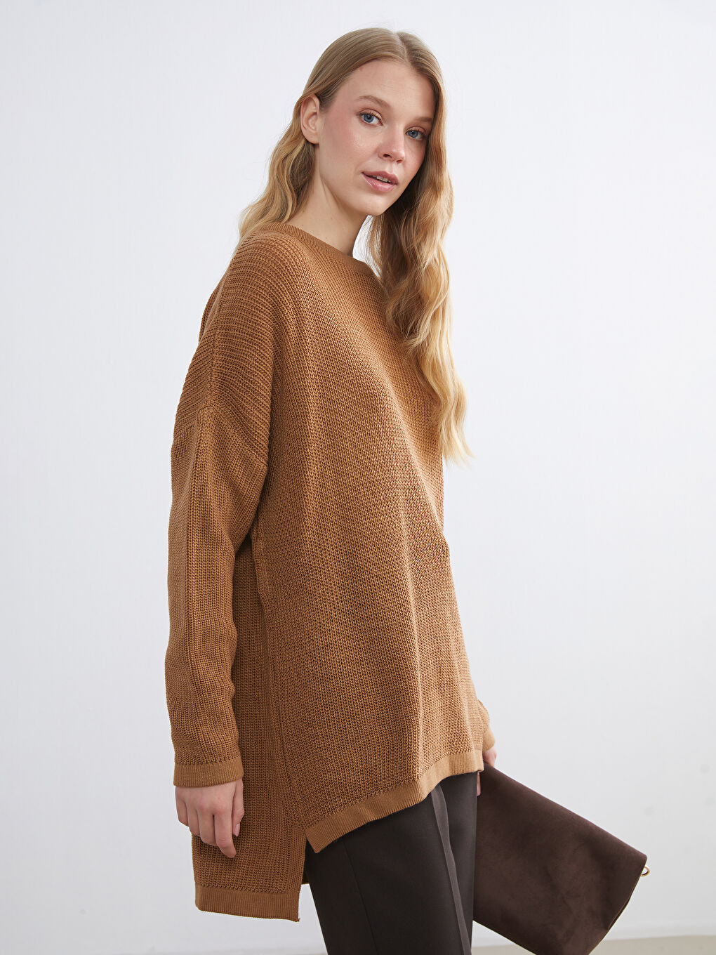 كنزة صوفية برقبة دائرية للسيدات