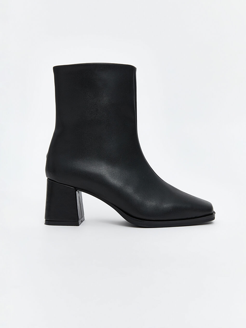 Siyah Deri Görünümlü Kadın Topuklu Bot-1