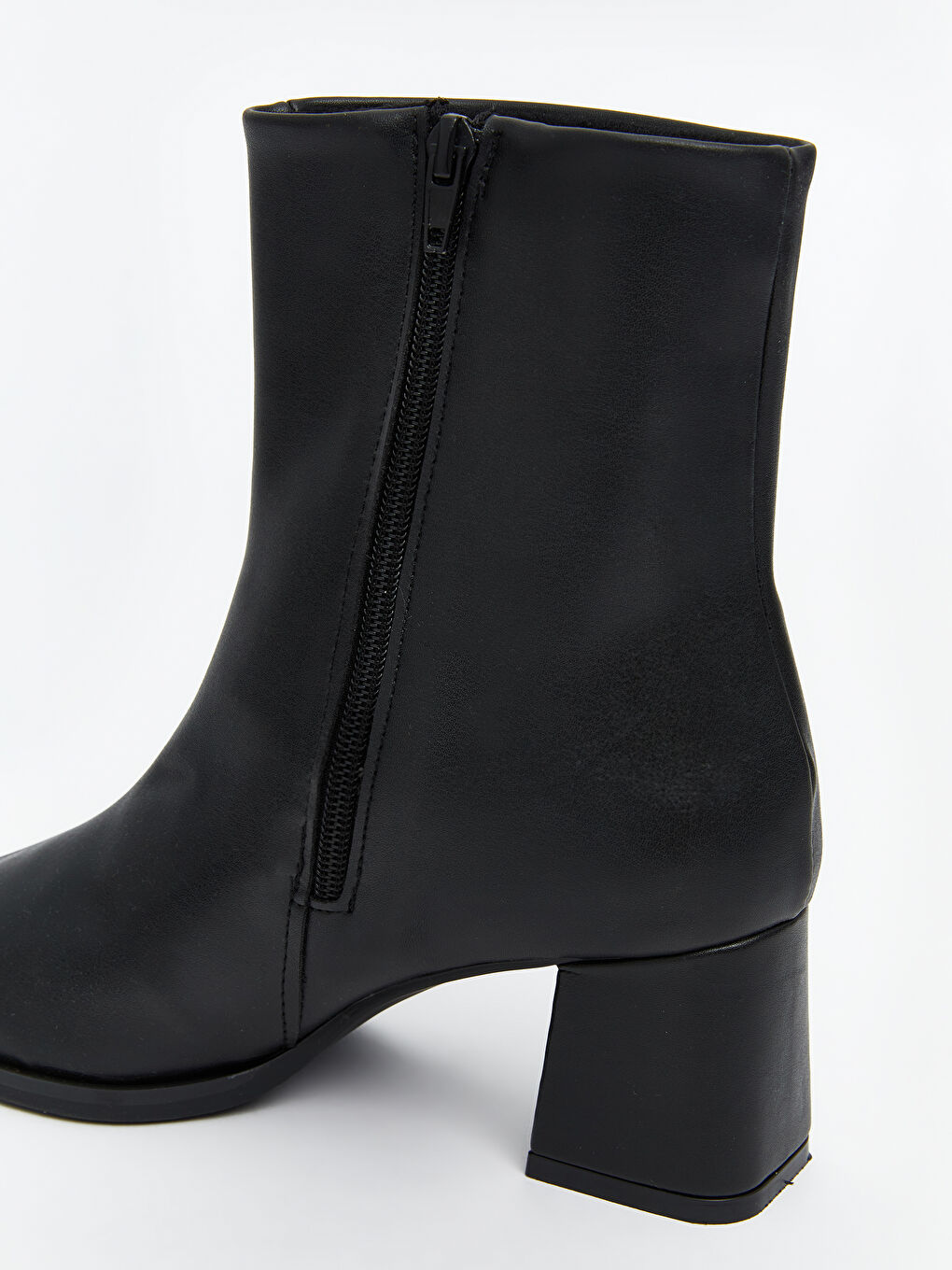 Siyah Deri Görünümlü Kadın Topuklu Bot-5