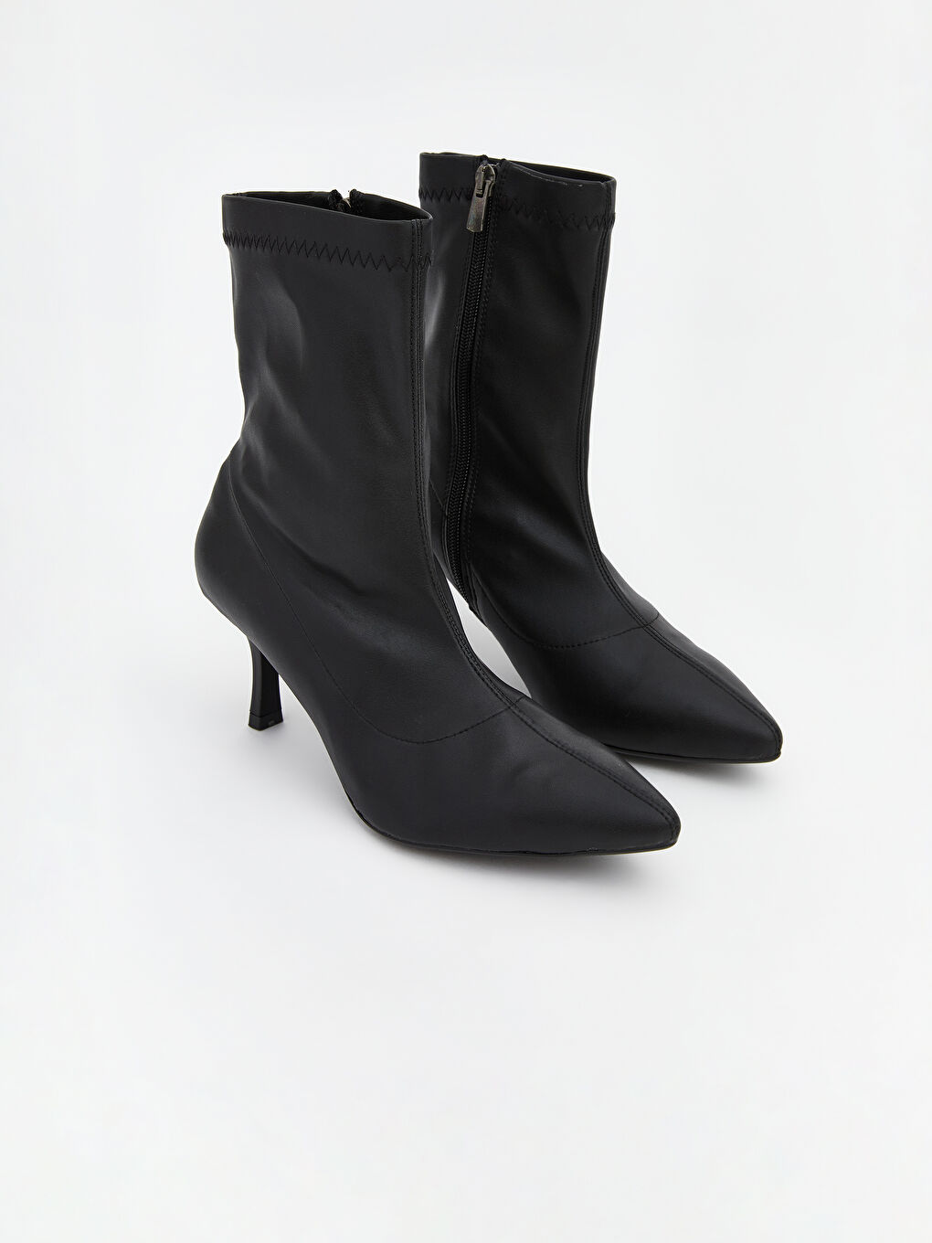 Siyah Deri Görünümlü Kadın Topuklu Bot
