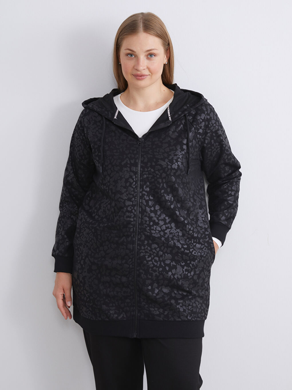 Siyah Kapüşonlu Desenli Kadın Hırka-1