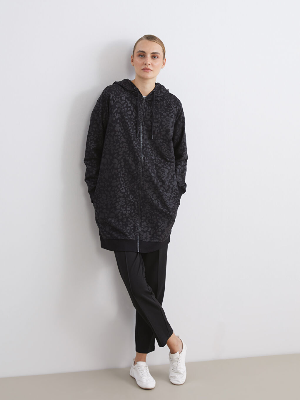 Siyah Kapüşonlu Desenli Kadın Hırka-2