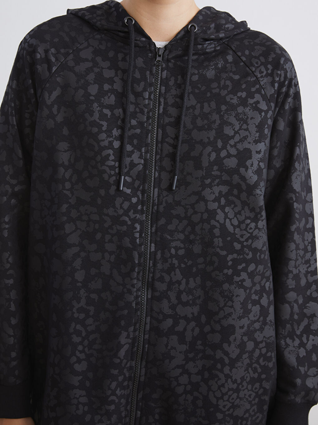 Siyah Kapüşonlu Desenli Kadın Hırka-3