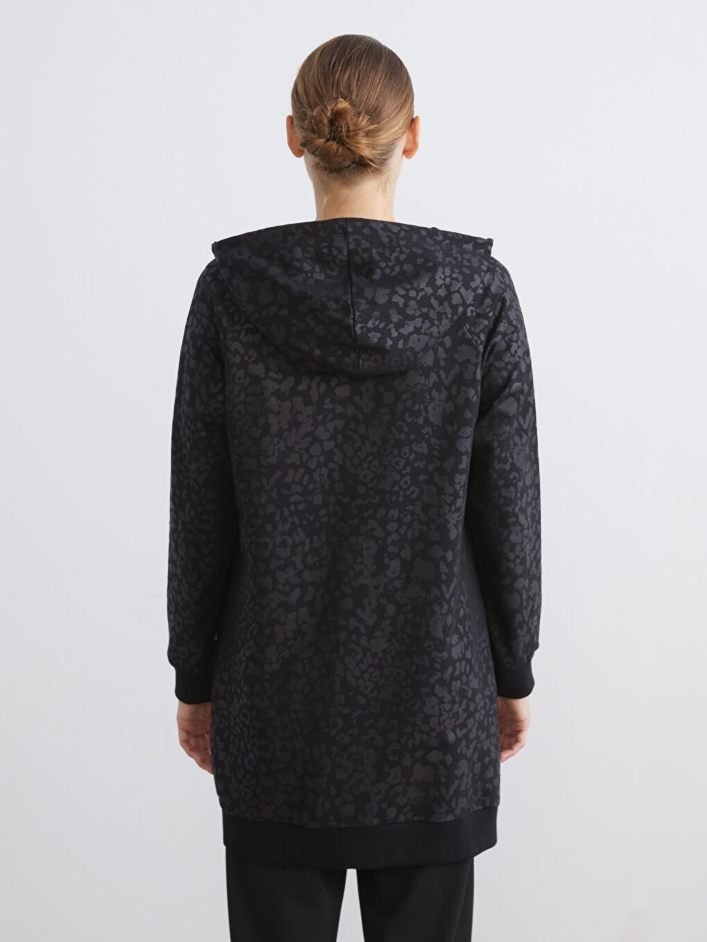 Siyah Kapüşonlu Desenli Kadın Hırka-4