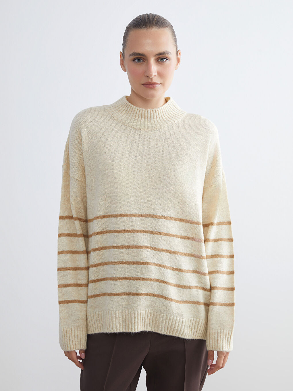 Kahverengi Yarım Balıkçı Yaka Çizgili Oversize Kadın Triko Kazak