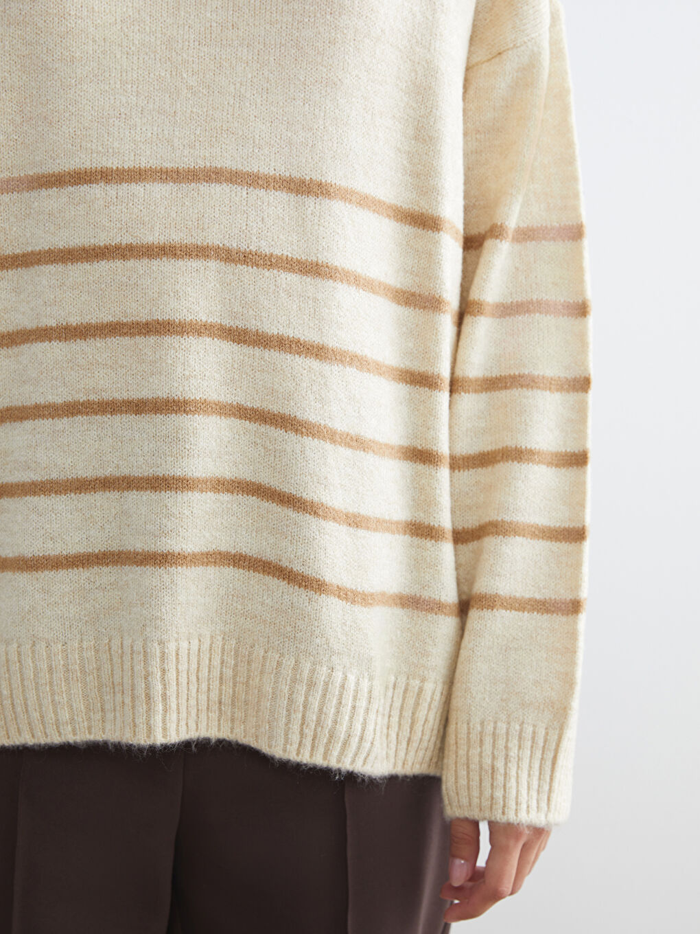 Kahverengi Yarım Balıkçı Yaka Çizgili Oversize Kadın Triko Kazak-2