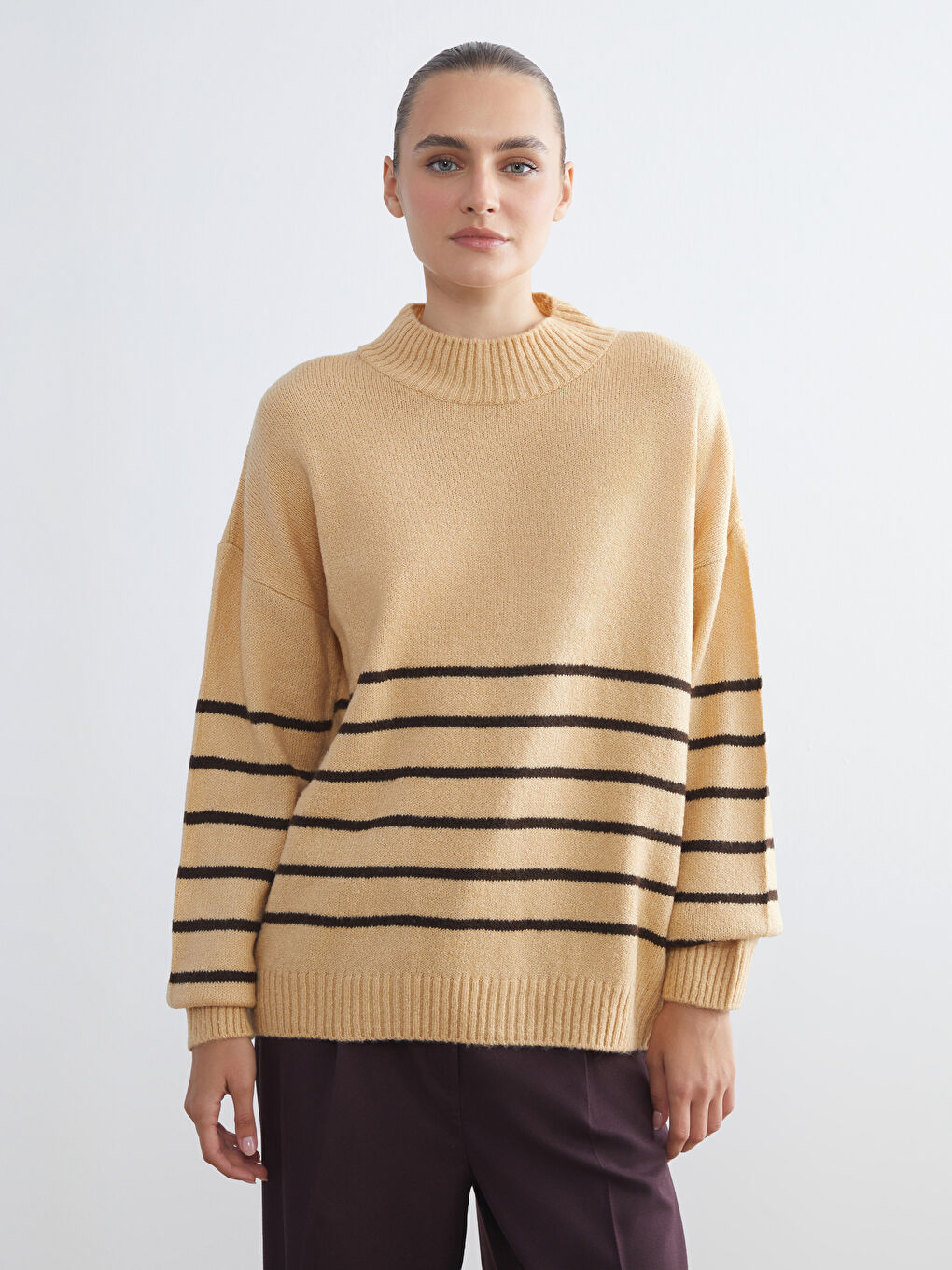 Kahverengi Yarım Balıkçı Yaka Çizgili Oversize Kadın Triko Kazak