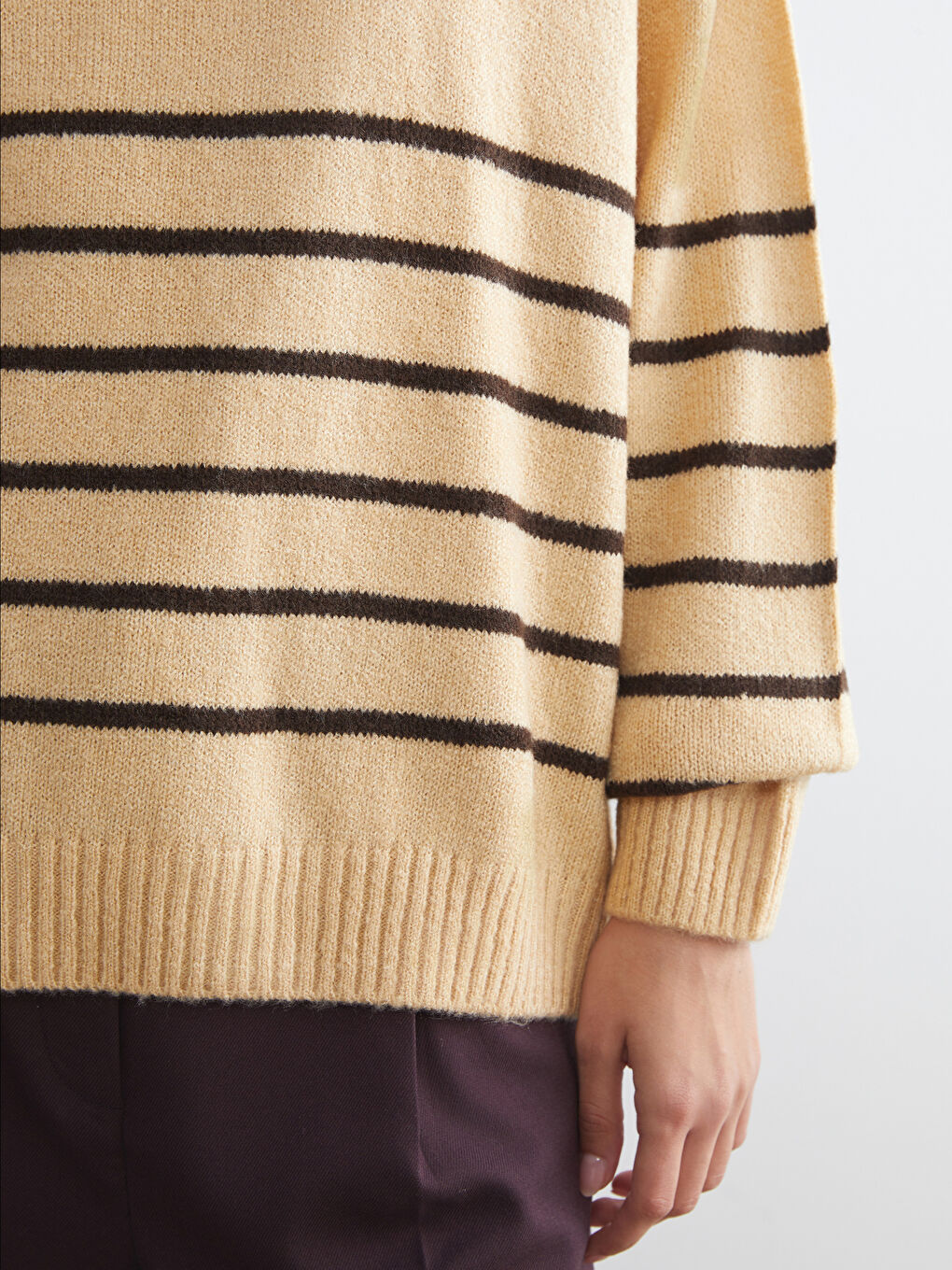 Kahverengi Yarım Balıkçı Yaka Çizgili Oversize Kadın Triko Kazak-2
