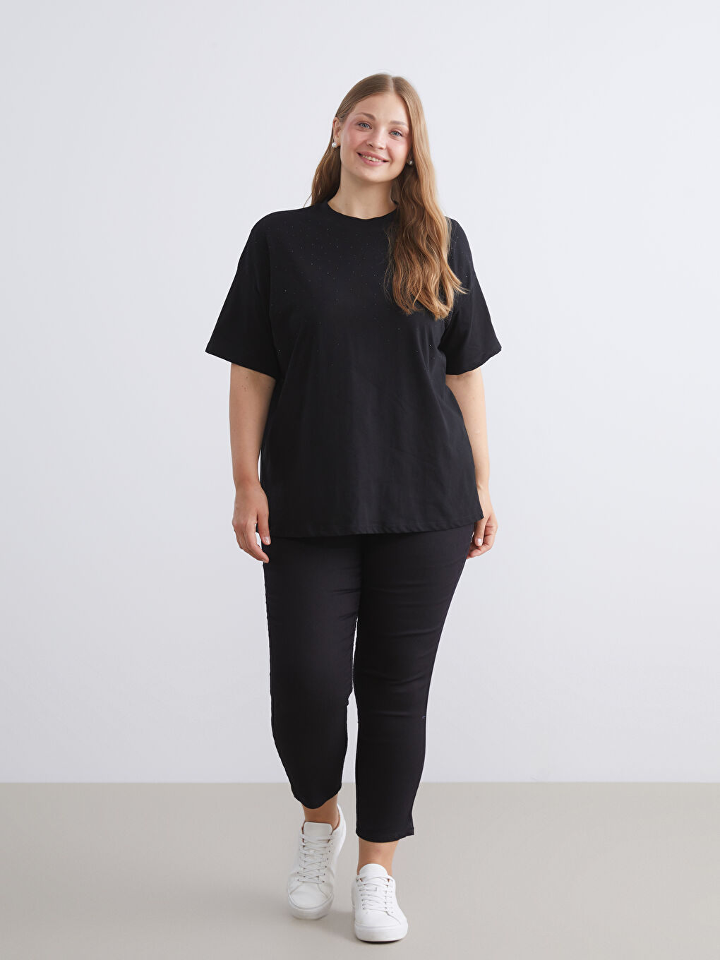 Siyah Bisiklet Yaka Taşlı Kadın Tişört-1