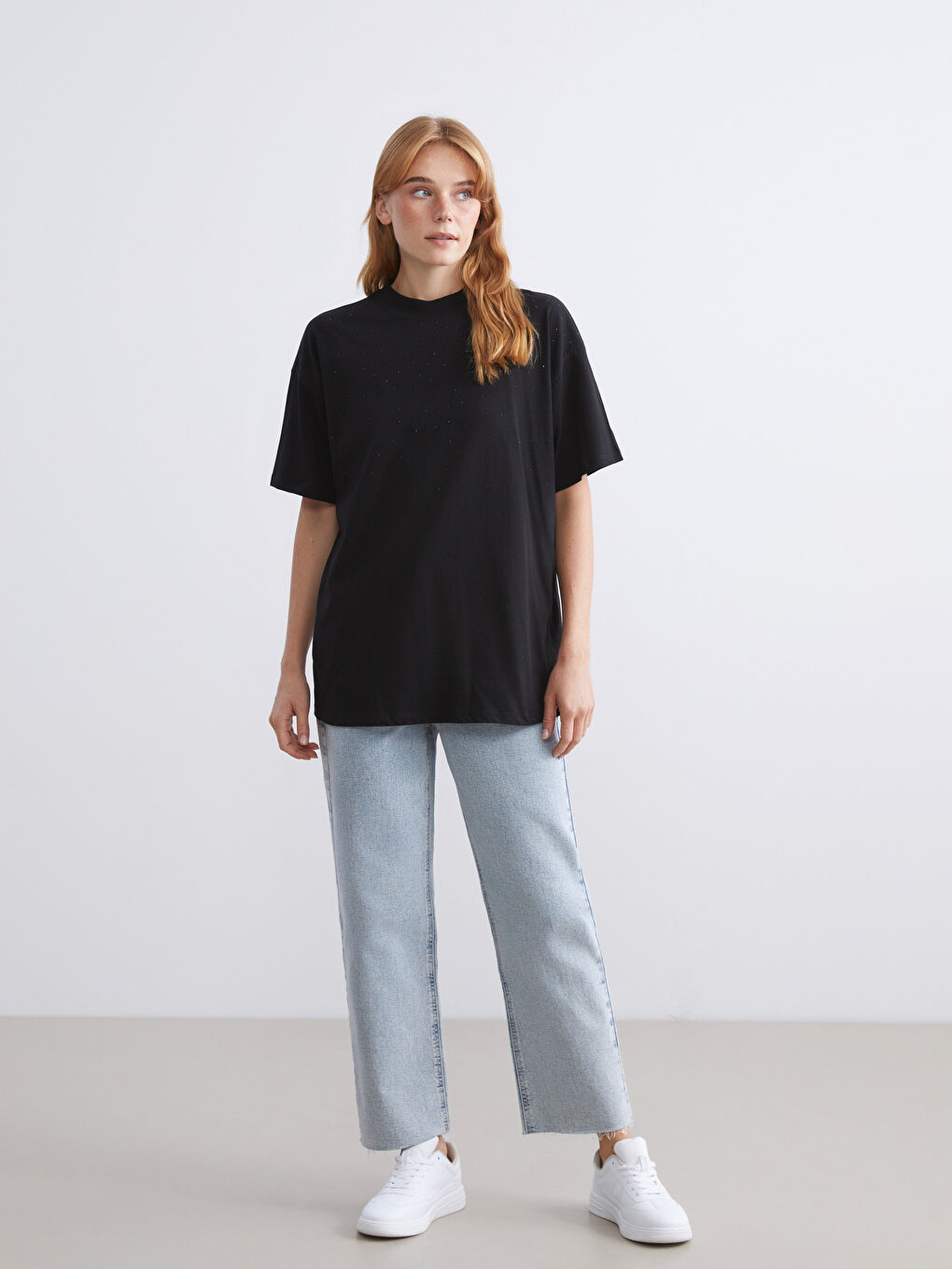 Siyah Bisiklet Yaka Taşlı Kadın Tişört-2