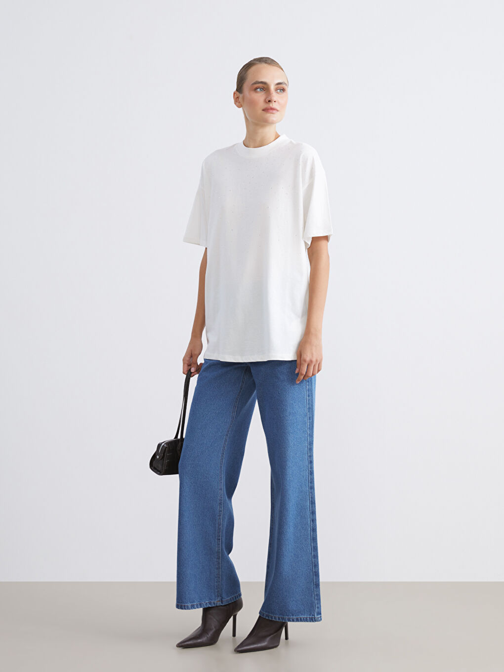 Ekru Bisiklet Yaka Taşlı Kadın Tişört-2