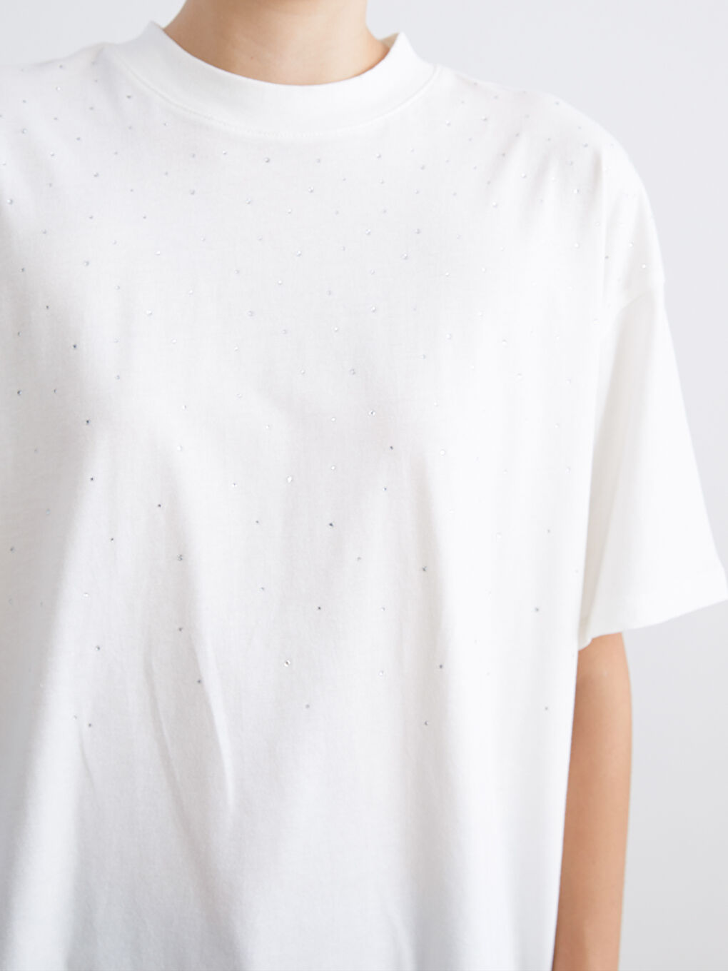 Ekru Bisiklet Yaka Taşlı Kadın Tişört-3