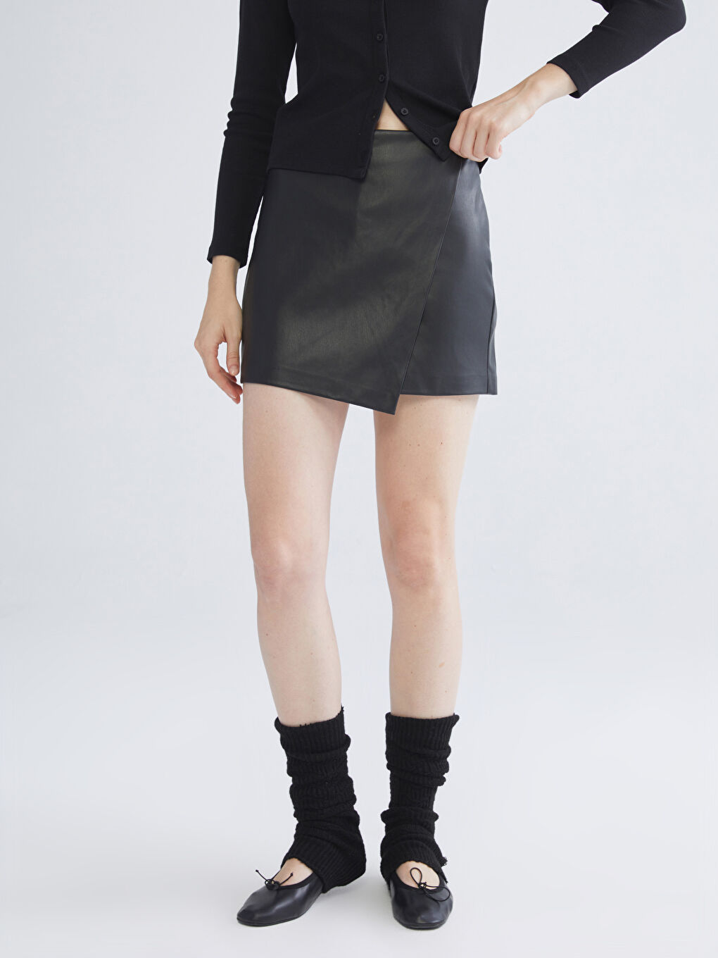 Siyah Dar Fit Kadın Deri Görünümlü Şort Etek-1