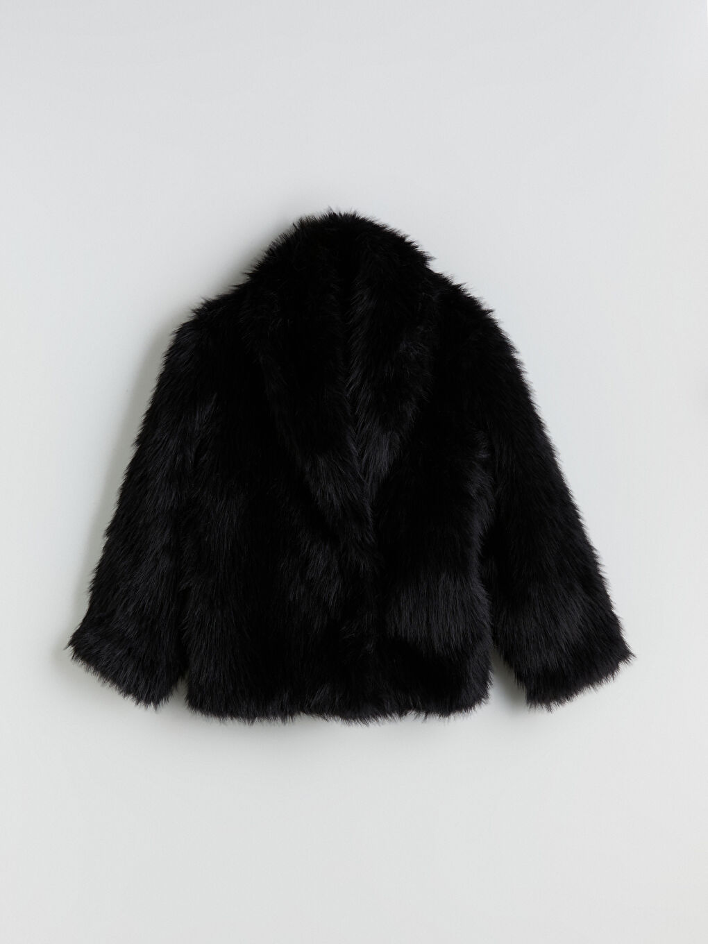 Момиче Черно Палто-2