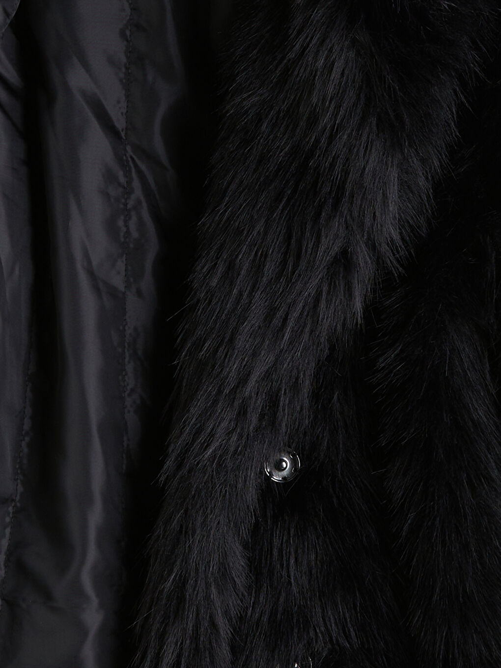 Момиче Черно Палто-4