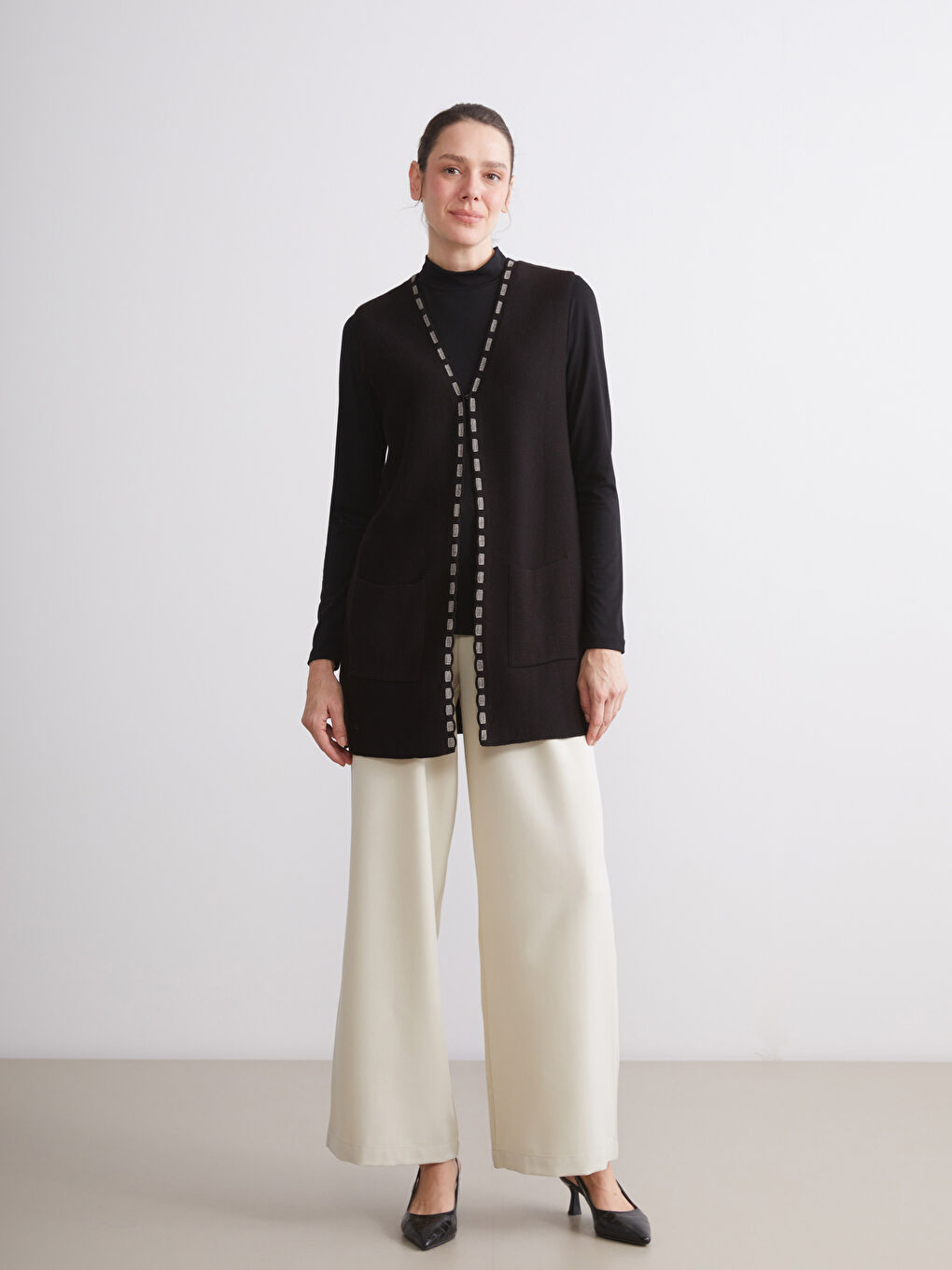 Siyah V Yaka Desenli Kadın Triko Yelek-1