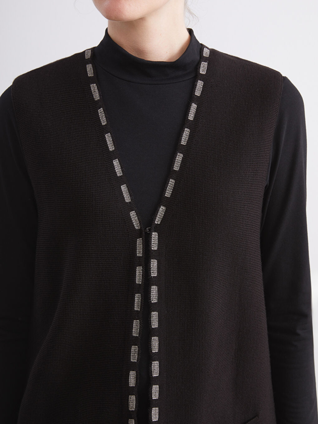 Siyah V Yaka Desenli Kadın Triko Yelek-2