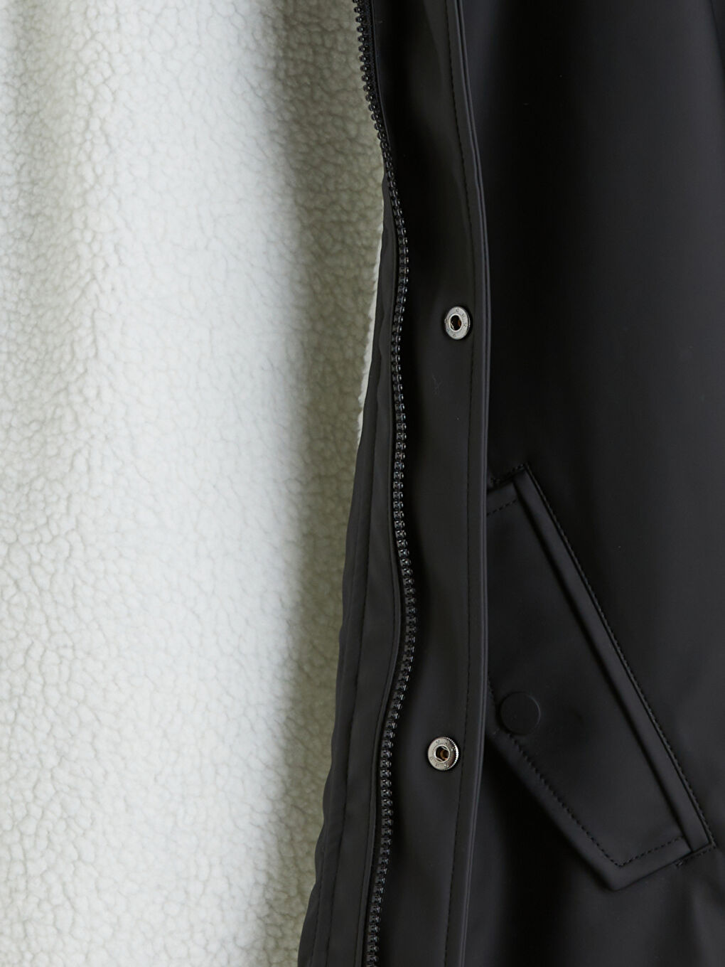 Siyah Kapüşonlu Erkek Çocuk Deri Görünümlü Mont-1