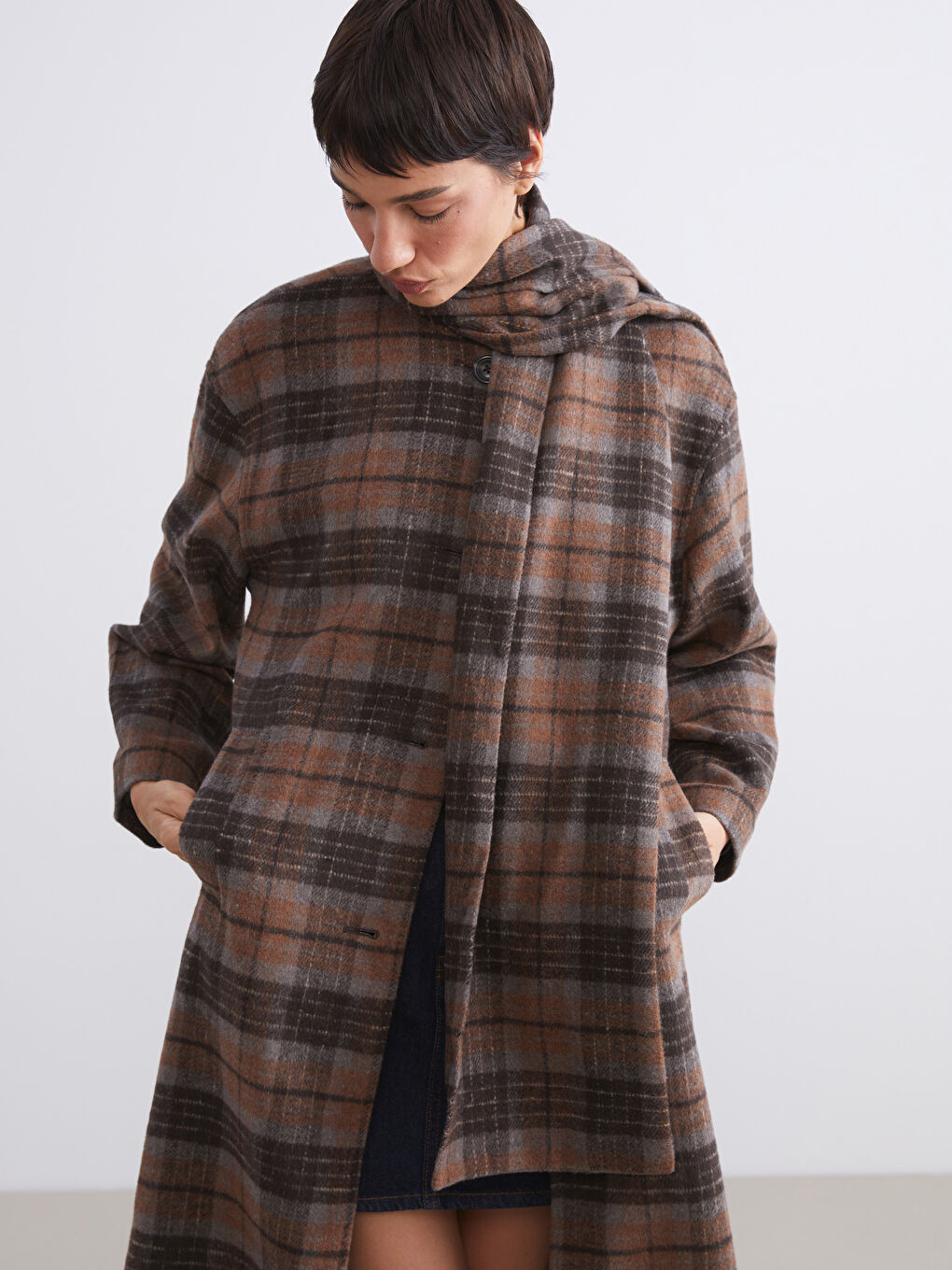 Kahverengi Atkılı Bisiklet Yaka Ekose Kadın Kaşe Kaban-3