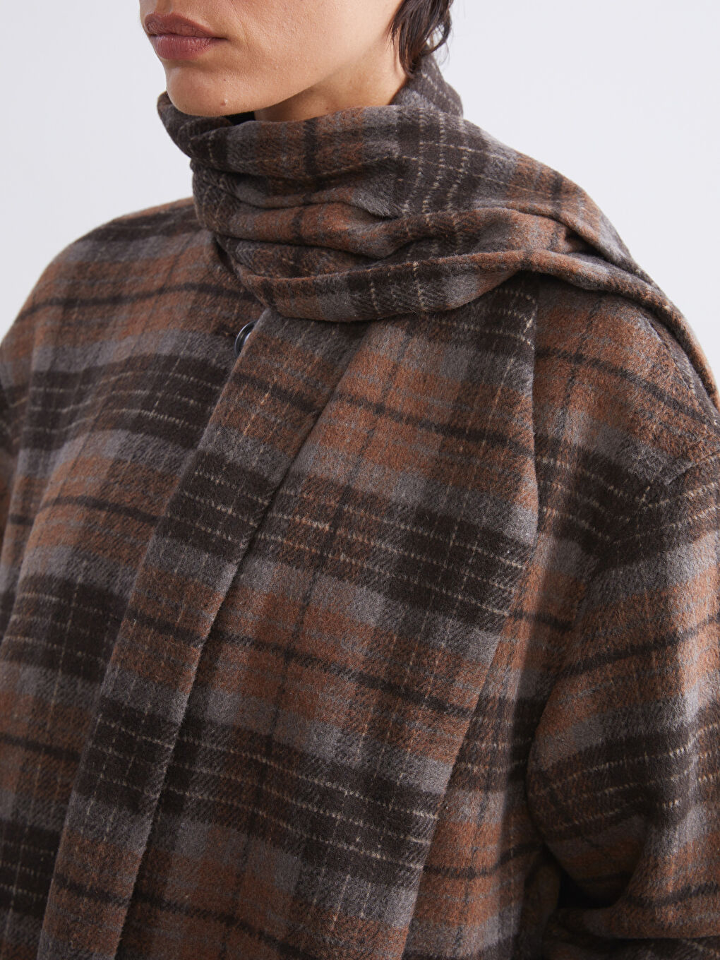 Kahverengi Atkılı Bisiklet Yaka Ekose Kadın Kaşe Kaban-4