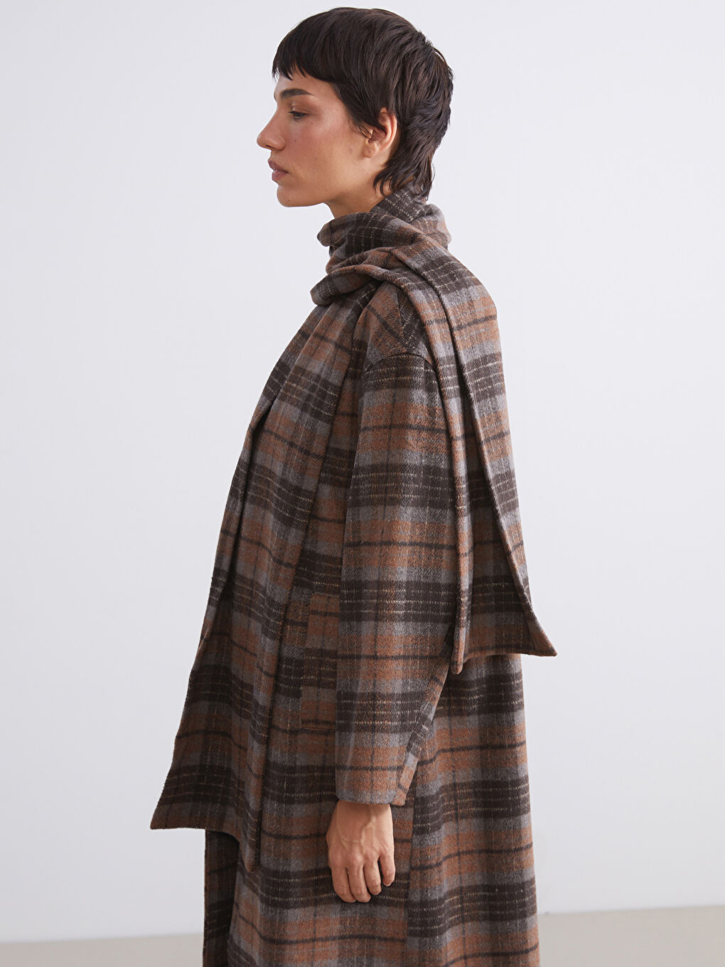 ქალი ყავისფერი შალის შერეული ქურთუკი-1