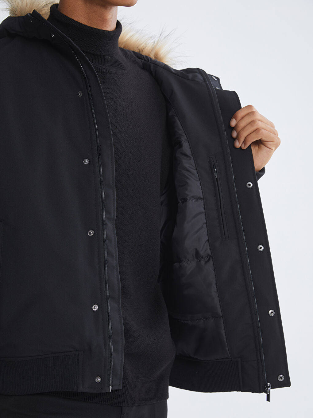 Siyah Rahat Kalıp Kapüşonlu Erkek Mont-2