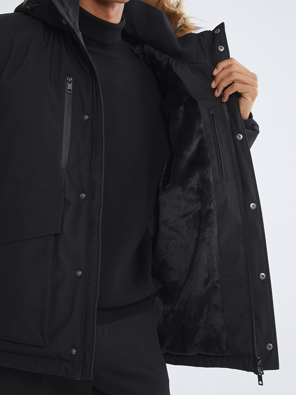 Siyah Standart Kalıp Kürk Kapüşonlu Erkek Parka-2