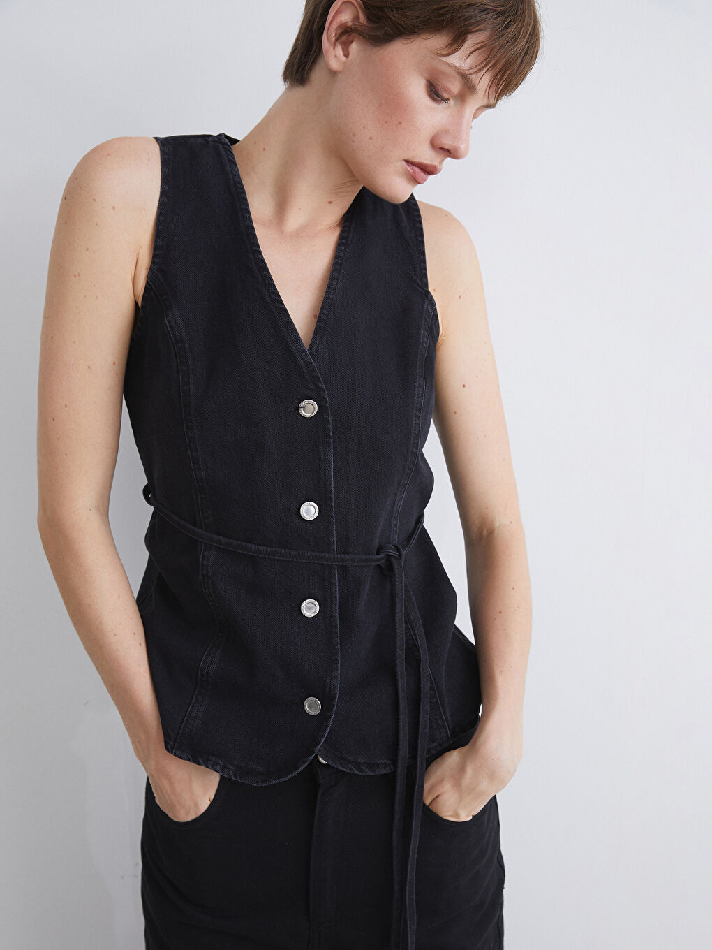 فيست دينيم بياقة على شكل حرف V للسيدات