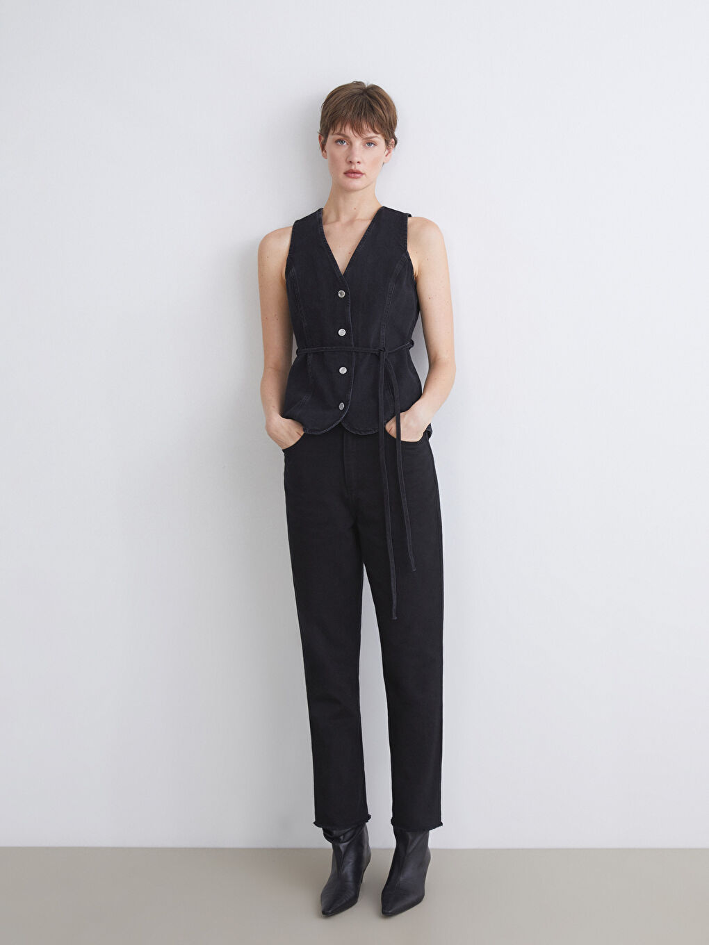 فيست دينيم بياقة على شكل حرف V للسيدات-1