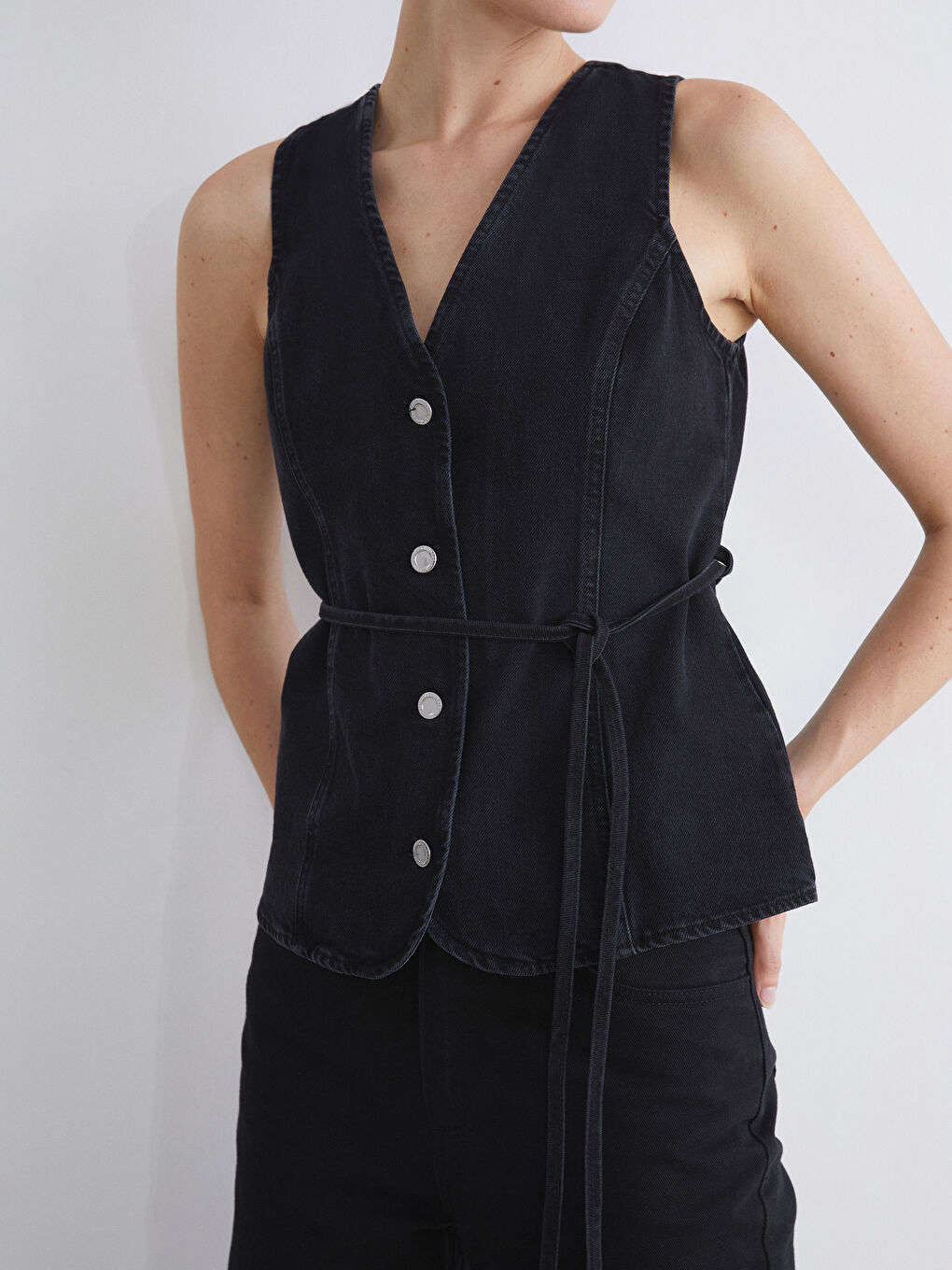 فيست دينيم بياقة على شكل حرف V للسيدات-2