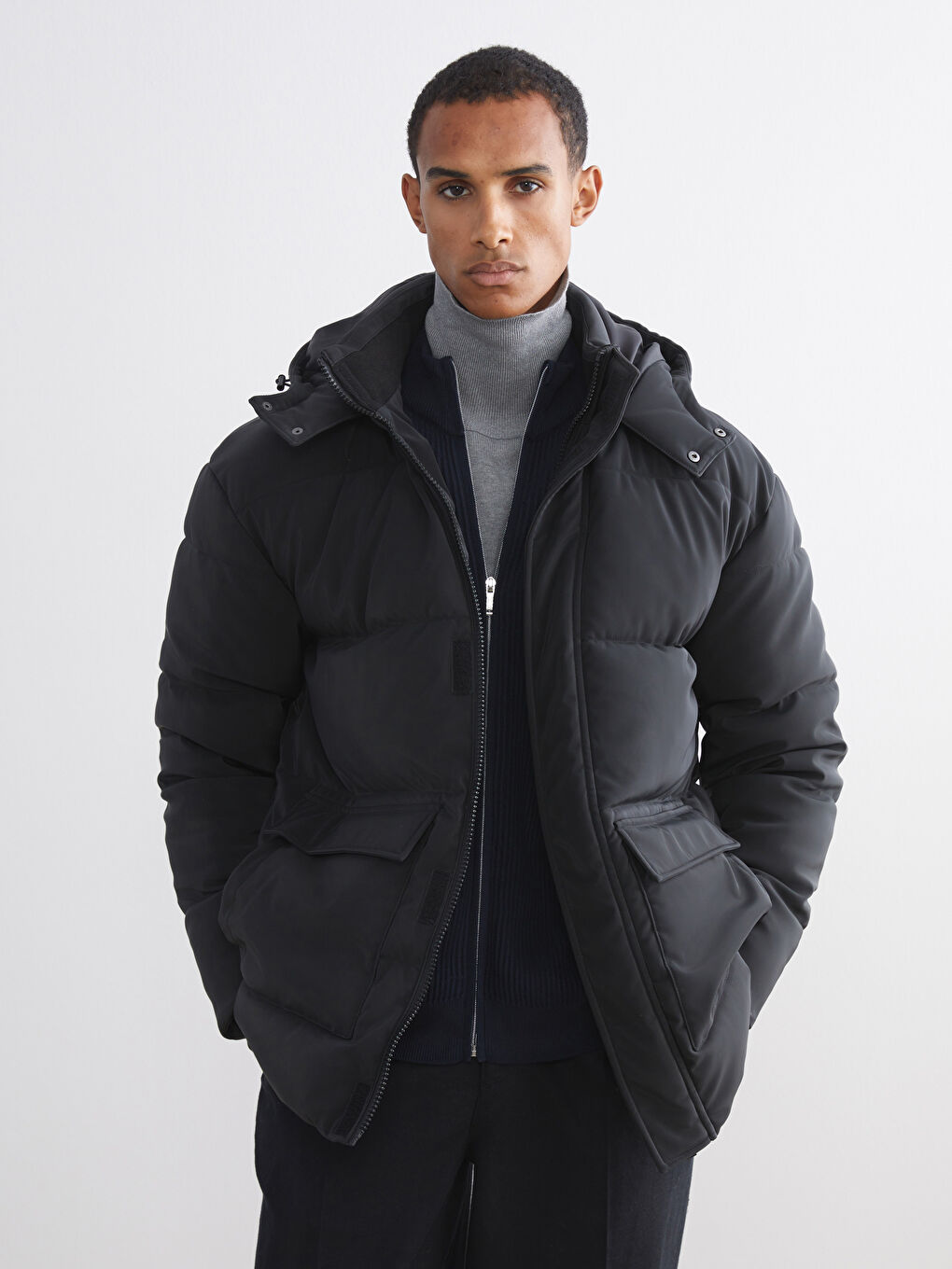 Siyah Standart Kalıp Kapüşonlu Erkek Mont