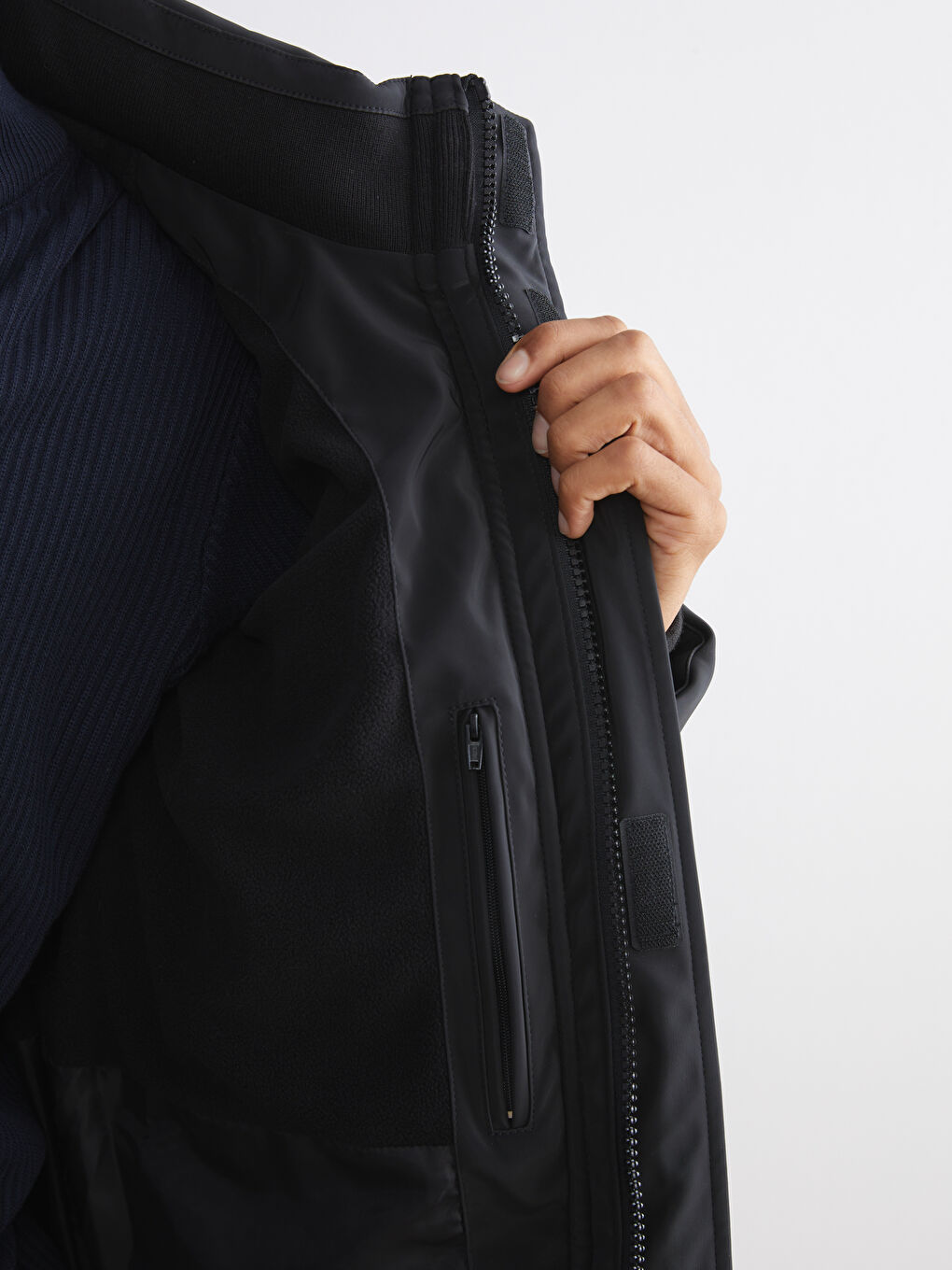 Siyah Standart Kalıp Kapüşonlu Erkek Mont-3