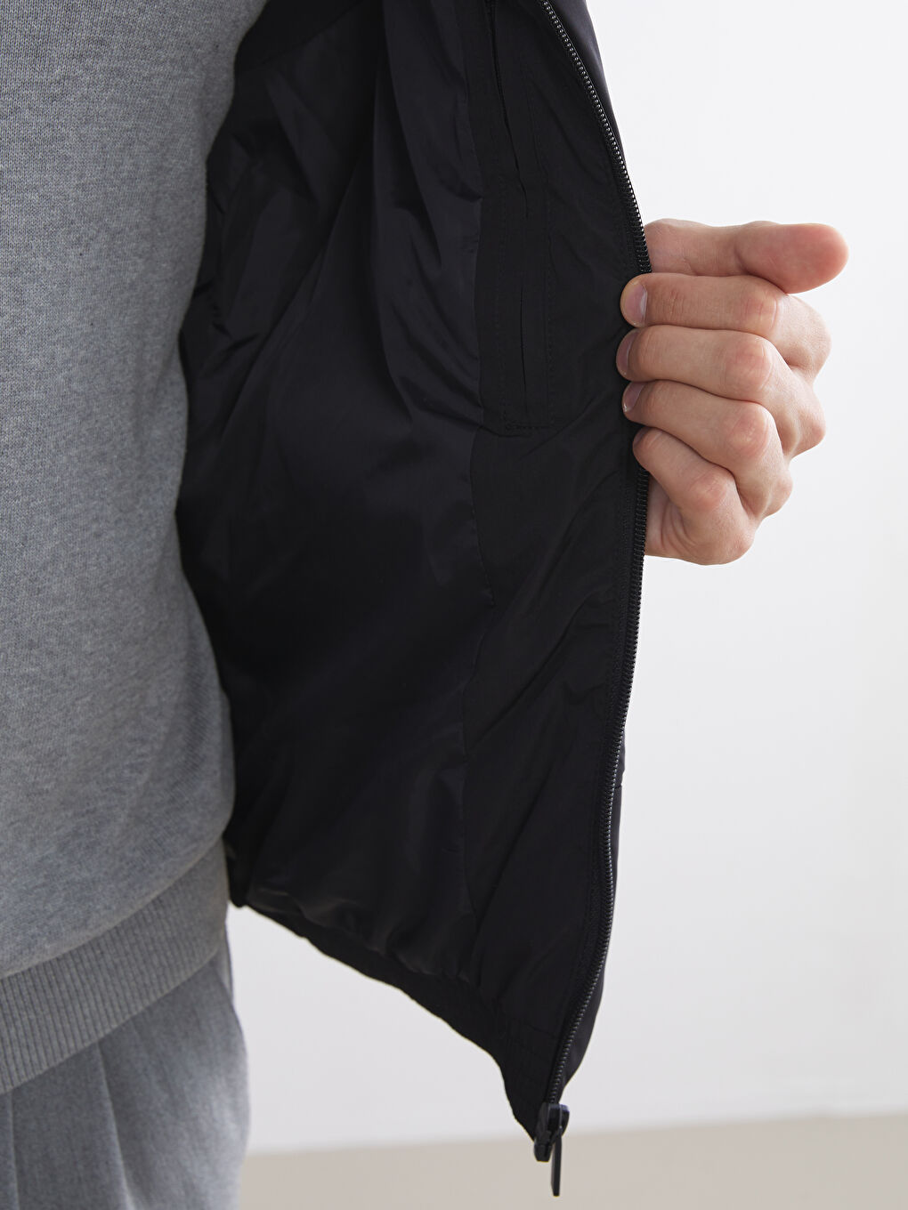 Siyah Standart Kalıp Kapüşonlu Erkek Şişme Yelek-3