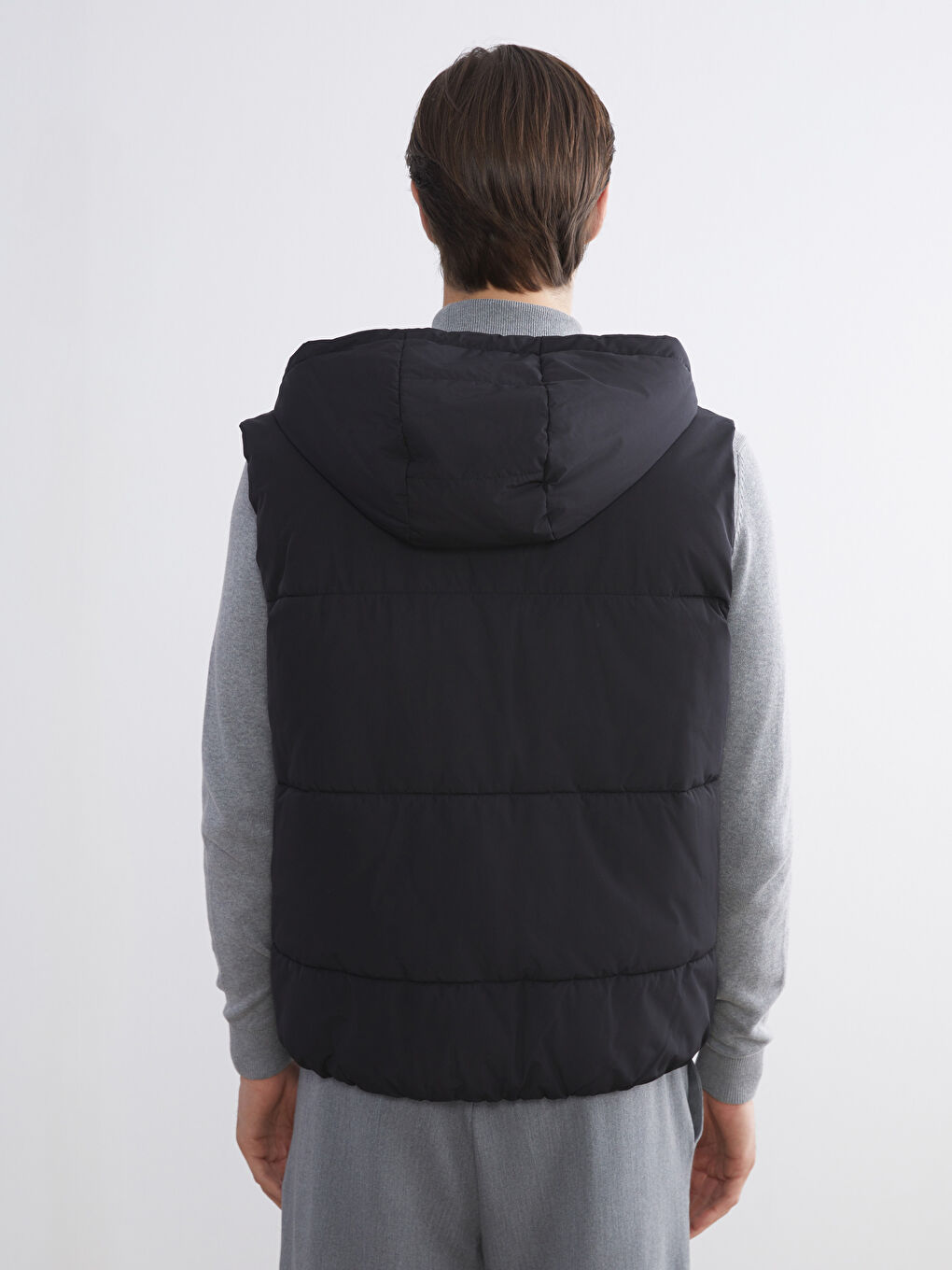 Siyah Standart Kalıp Kapüşonlu Erkek Şişme Yelek-4