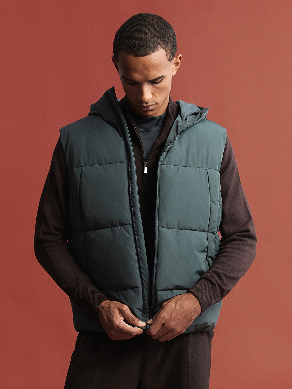 Yeşil Standart Kalıp Kapüşonlu Erkek Şişme Yelek