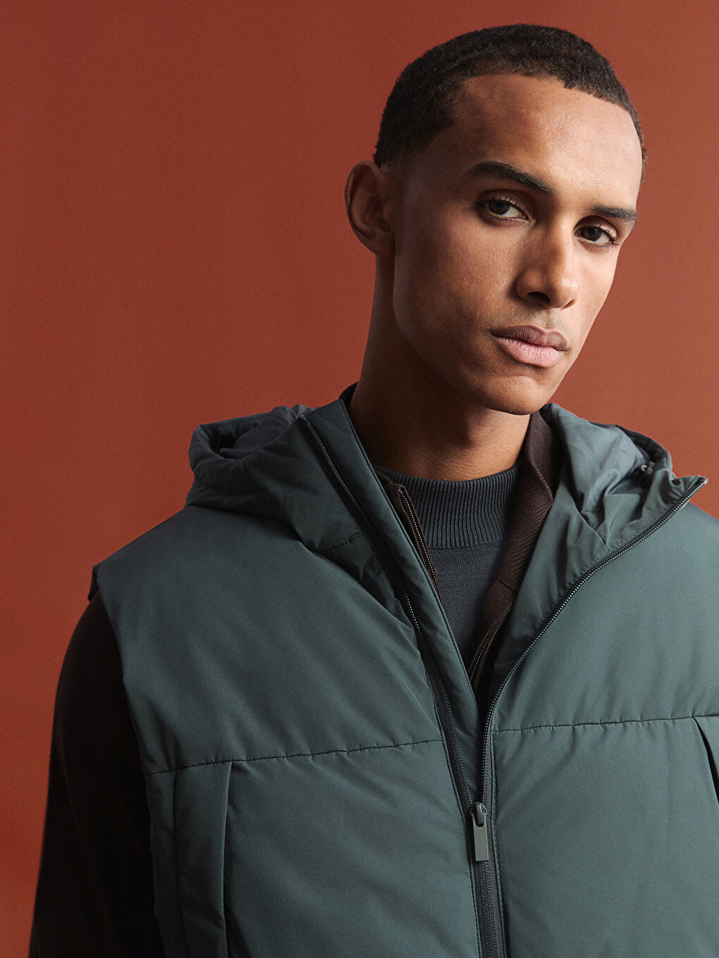 Yeşil Standart Kalıp Kapüşonlu Erkek Şişme Yelek-2