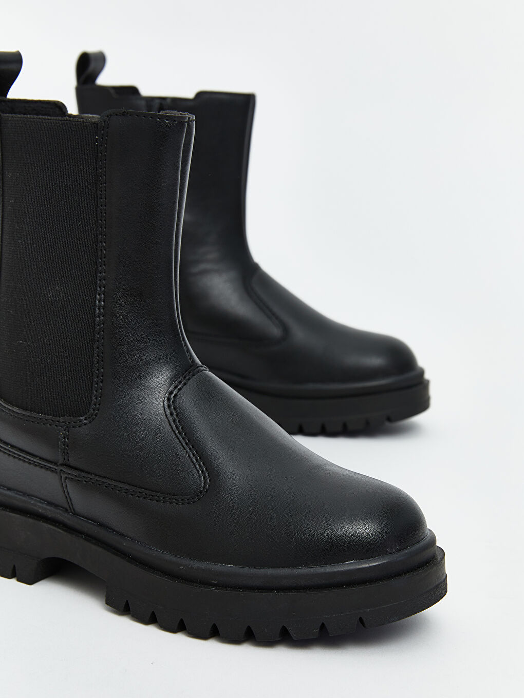 Siyah Deri Görünümlü Kız Çocuk Bot-2