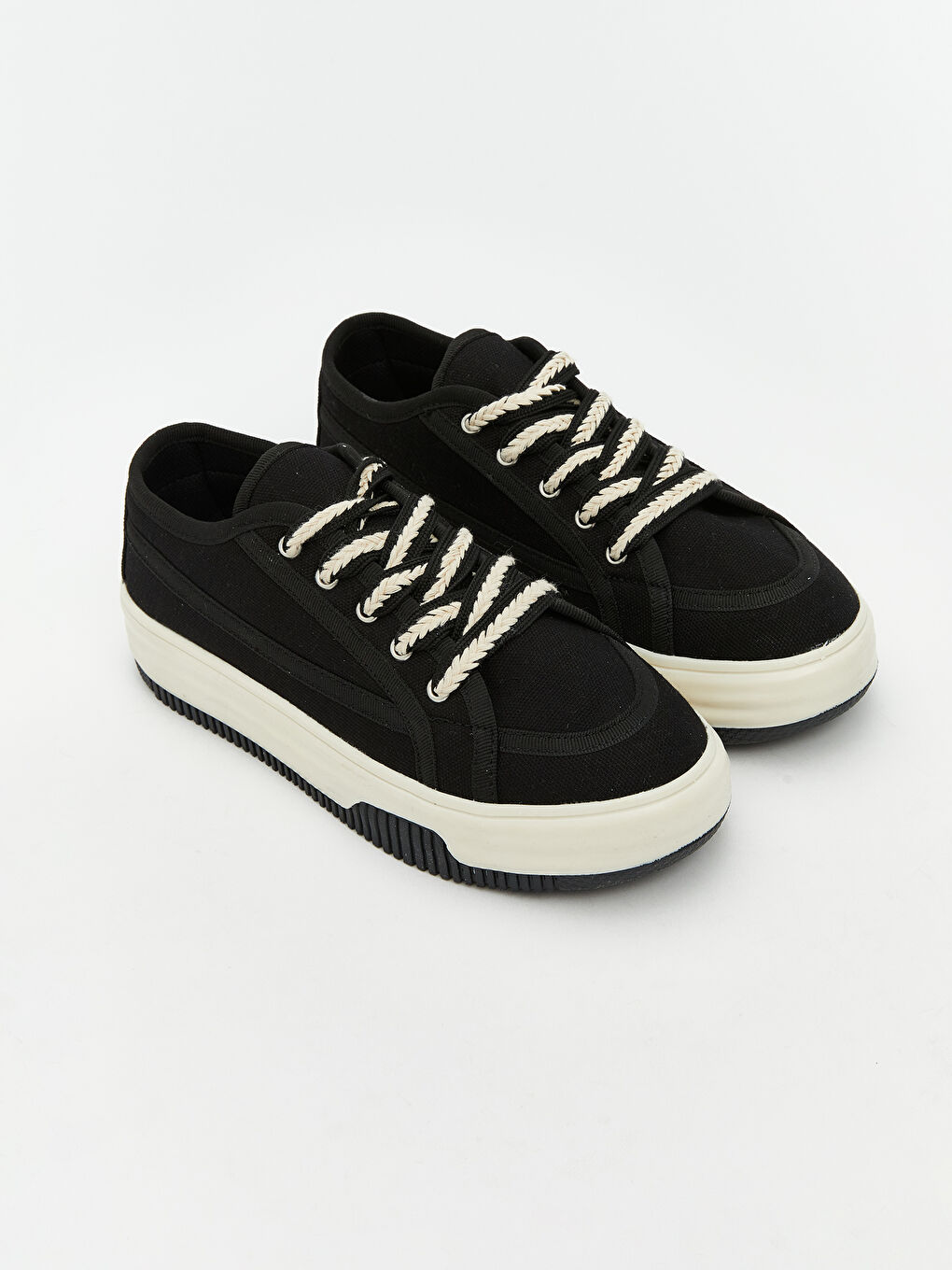 أحذية رياضية للبنات بأربطة