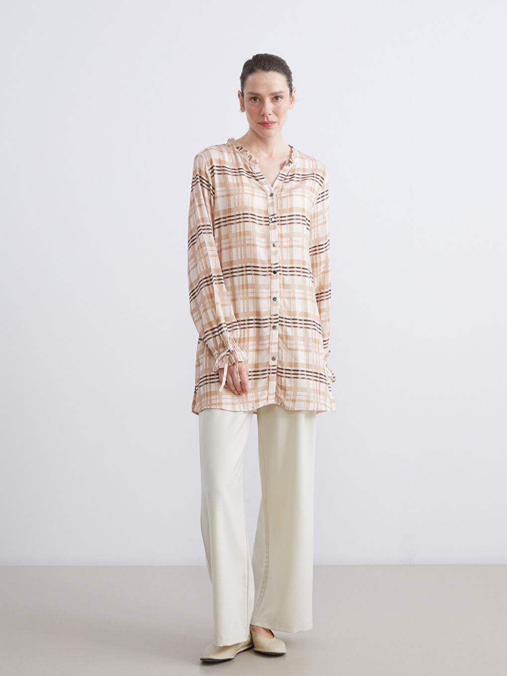 بلوزی ژنانی چوارگۆشەیی بە یاخەی جیاوازی فڕفڕدار-1