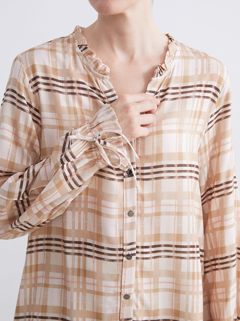 بلوزی ژنانی چوارگۆشەیی بە یاخەی جیاوازی فڕفڕدار-2