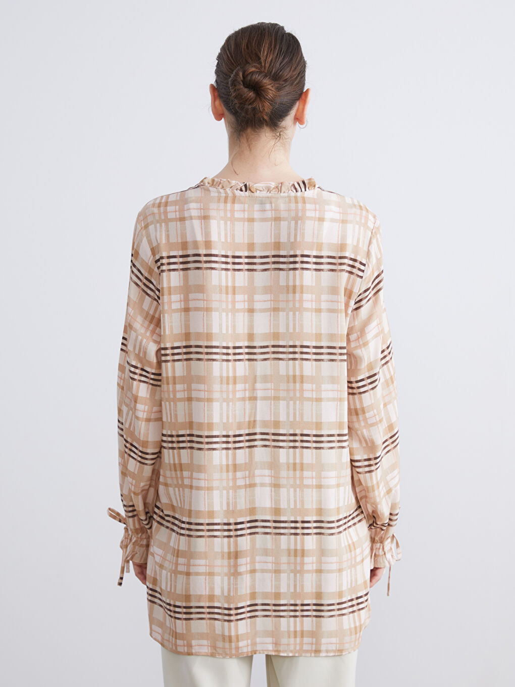 بلوزی ژنانی چوارگۆشەیی بە یاخەی جیاوازی فڕفڕدار-3